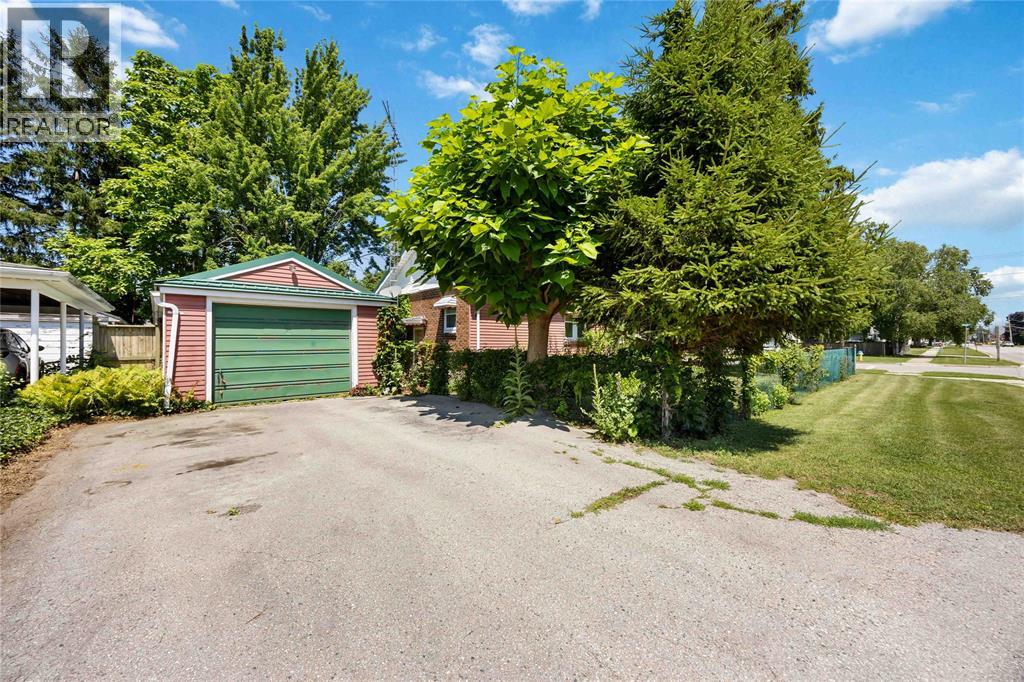 439 Maude Street, Petrolia photo 3