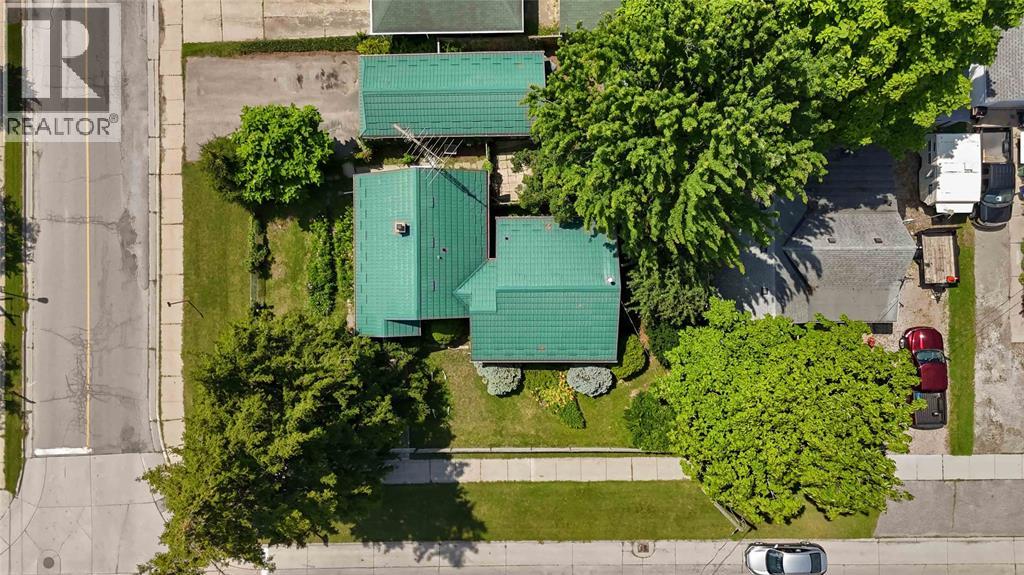 439 Maude Street, Petrolia photo 4