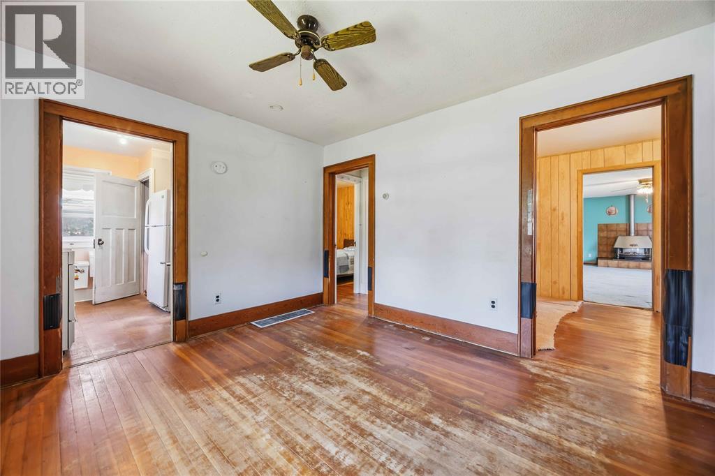 439 Maude Street, Petrolia photo 5