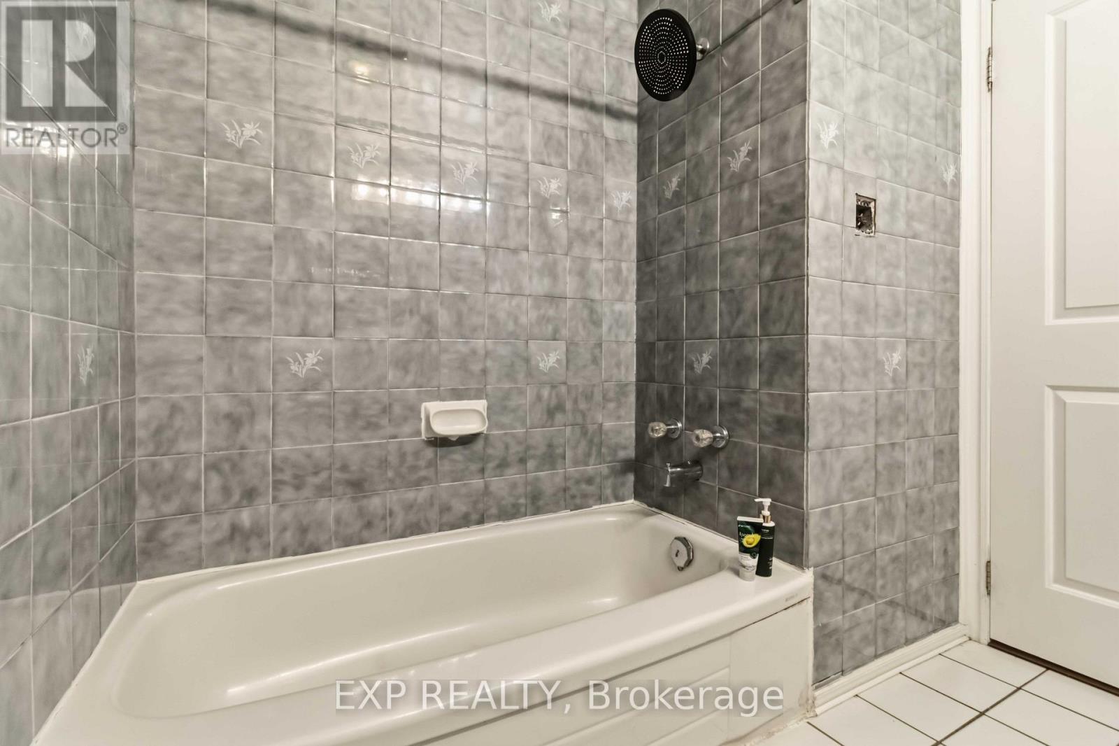 Main - 133 Cornelius Parkway, Toronto, Ontario  M6L 2K7 - Photo 12 - W13566562