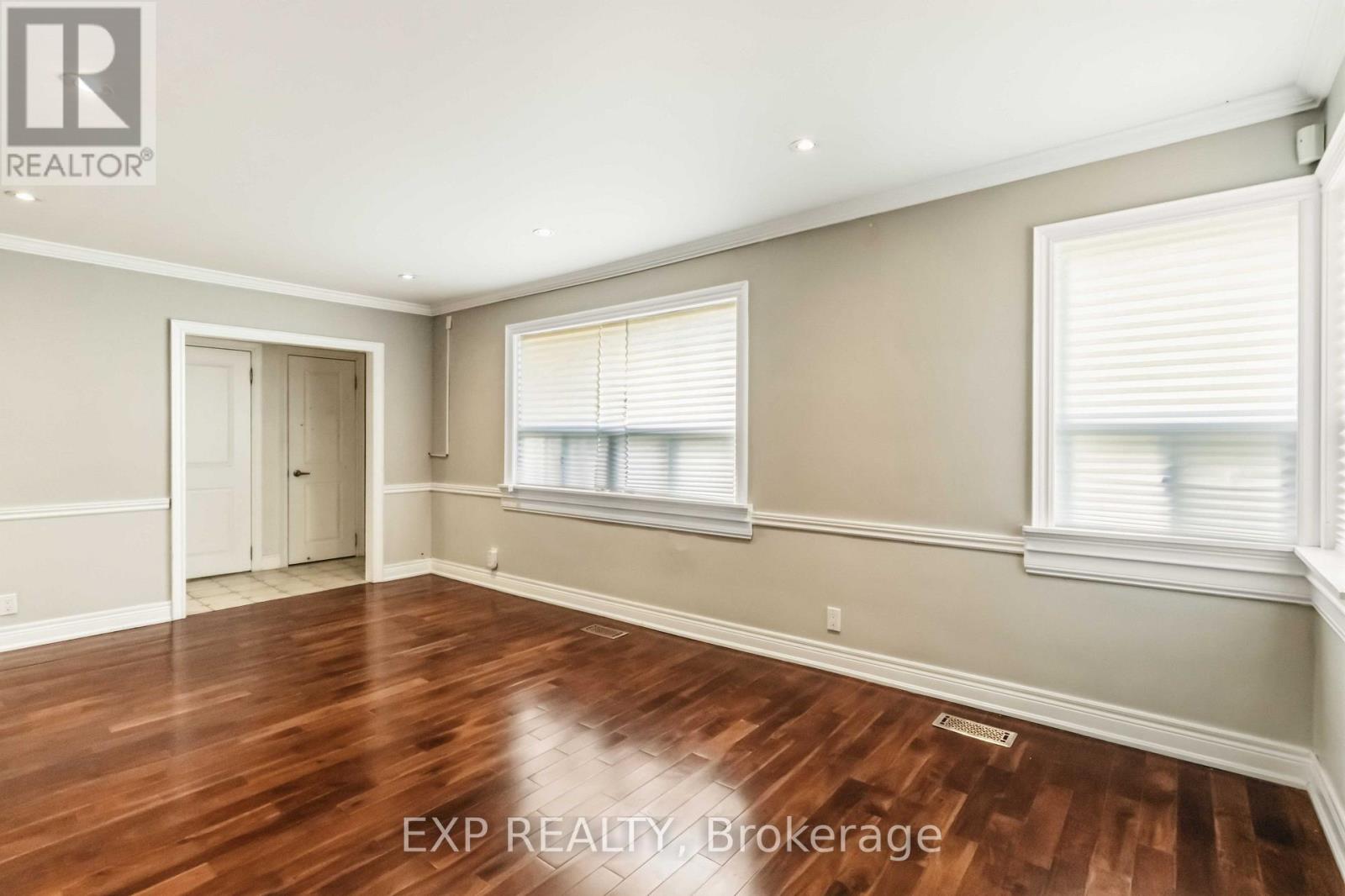 Main - 133 Cornelius Parkway, Toronto, Ontario  M6L 2K7 - Photo 4 - W13566562