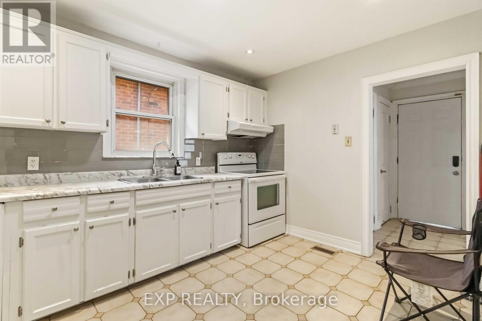 Main - 133 Cornelius Parkway, Toronto, Ontario  M6L 2K7 - Photo 6 - W13566562