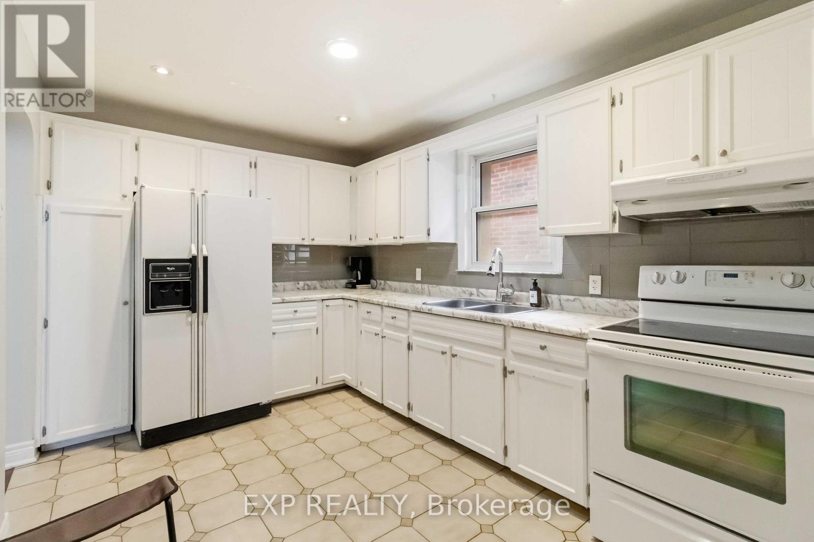 Main - 133 Cornelius Parkway, Toronto, Ontario  M6L 2K7 - Photo 7 - W13566562