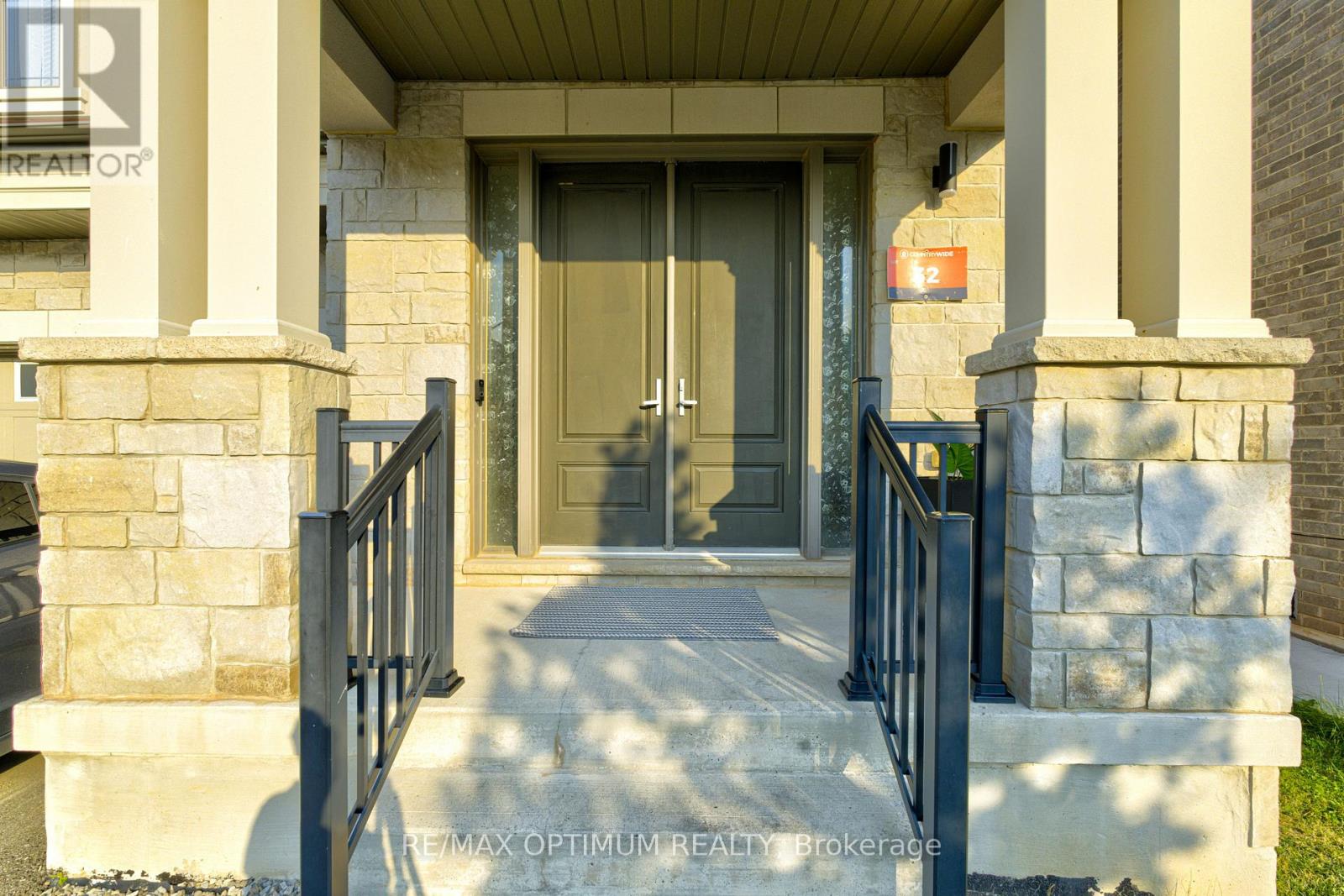8 Lyle Way, Brampton, Ontario  L6X 5P8 - Photo 2 - W13566708