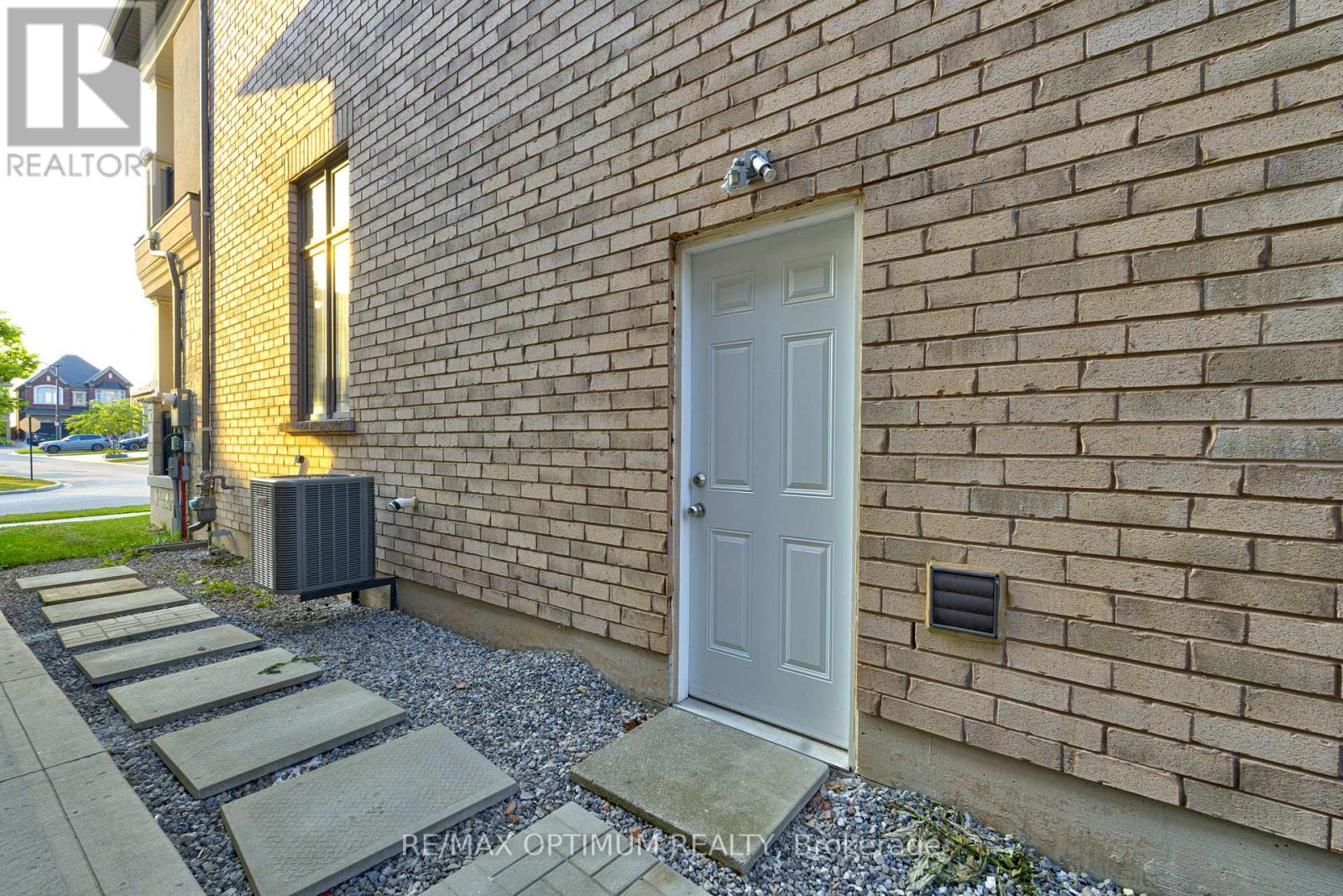 8 Lyle Way, Brampton, Ontario  L6X 5P8 - Photo 39 - W13566708