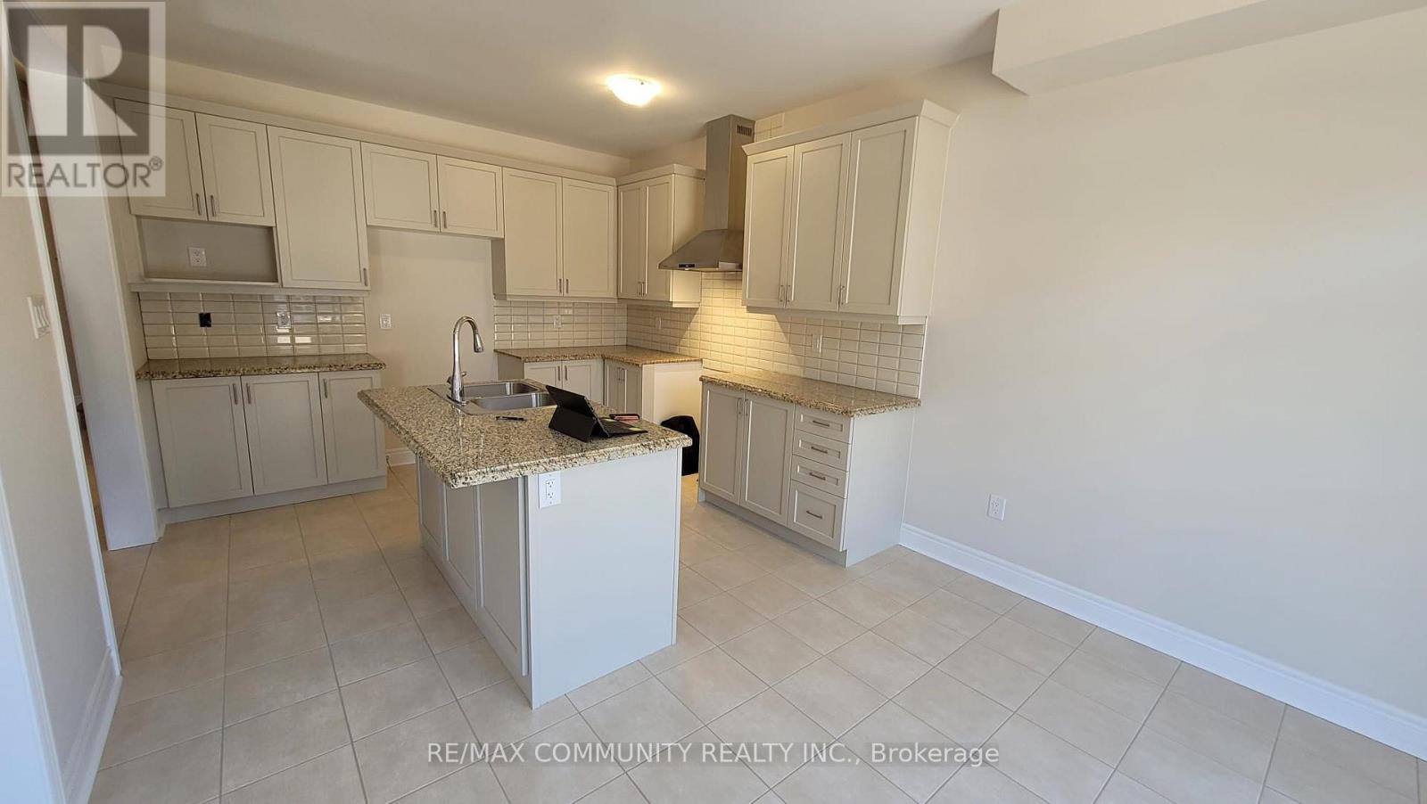 18 Walworth Street, Halton Hills, Ontario  L7G 0N5 - Photo 2 - W13566752