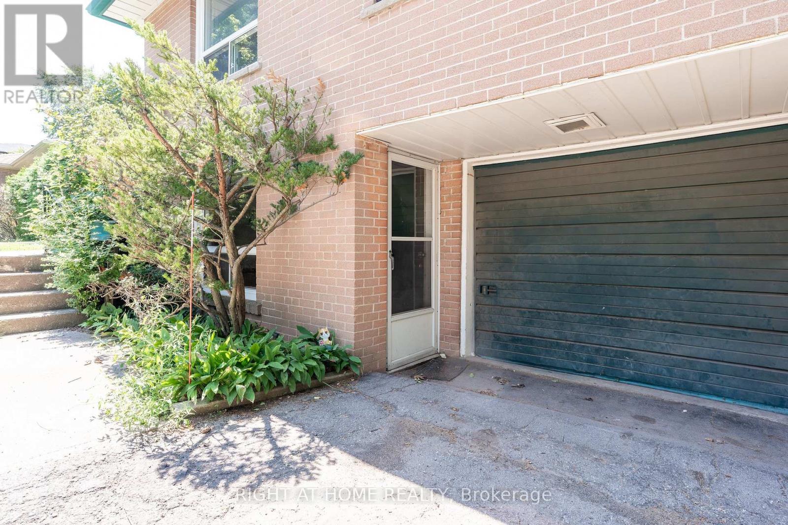 426 Seaton Drive, Oakville, Ontario L6L 3Y4 - Photo 2 - W13566786