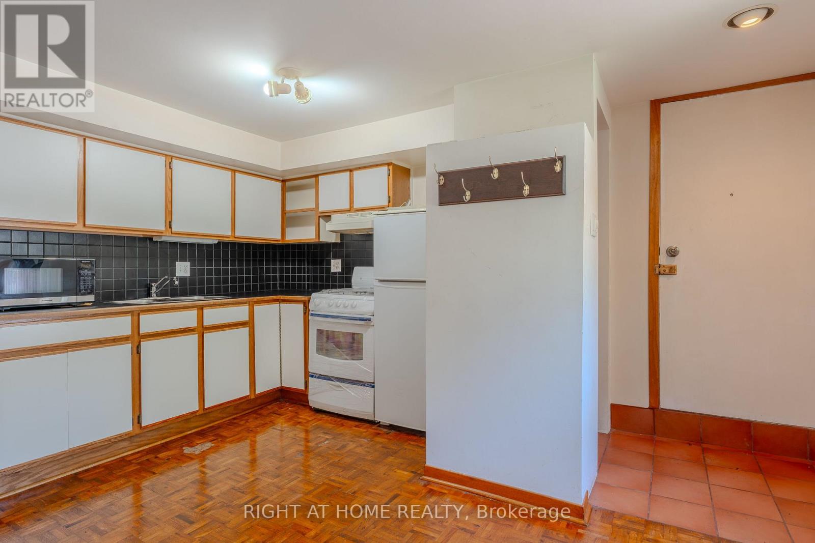 426 Seaton Drive, Oakville, Ontario L6L 3Y4 - Photo 4 - W13566786