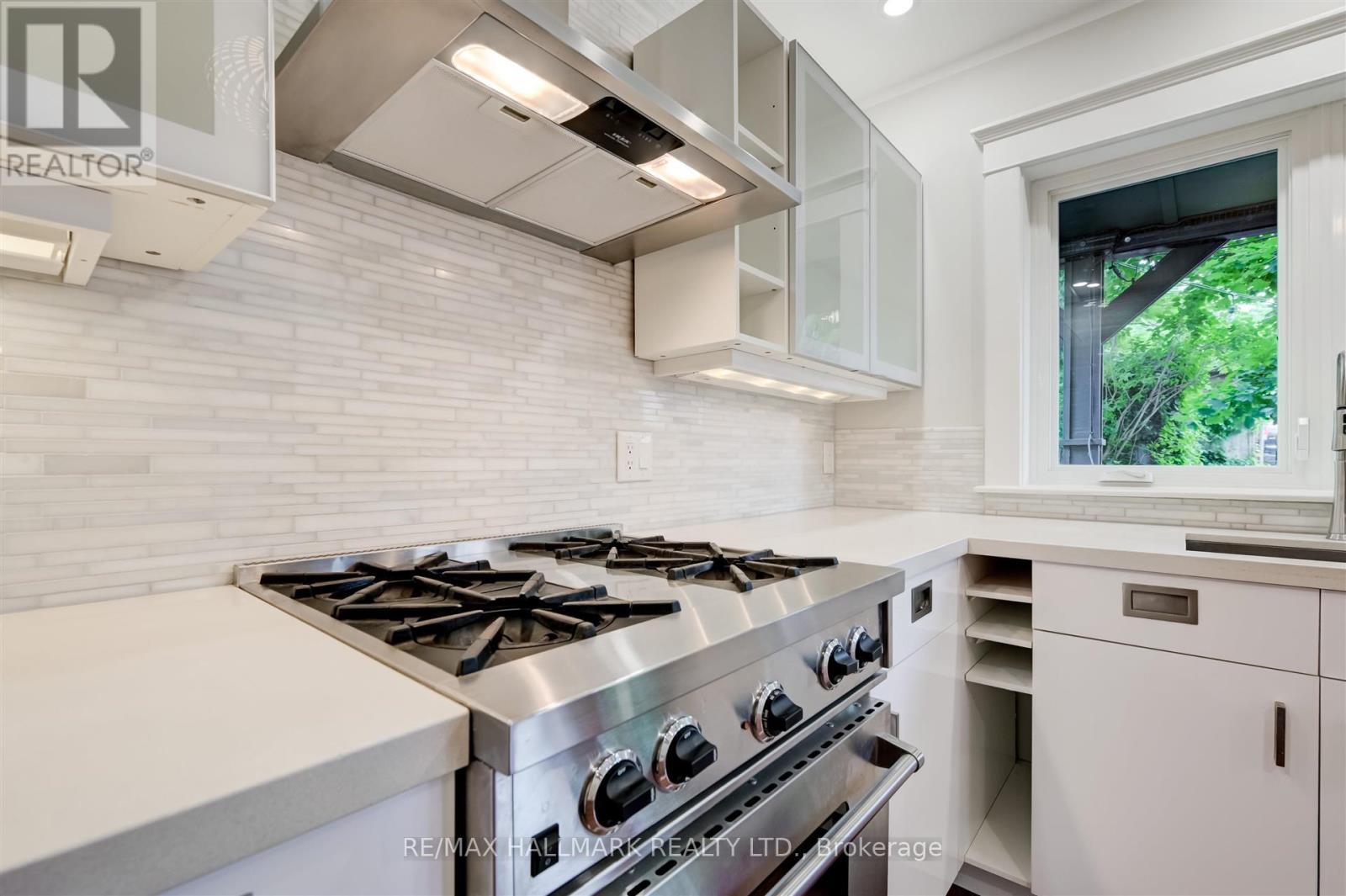 584 Logan Avenue, Toronto, Ontario  M4K 3B8 - Photo 12 - E13566900