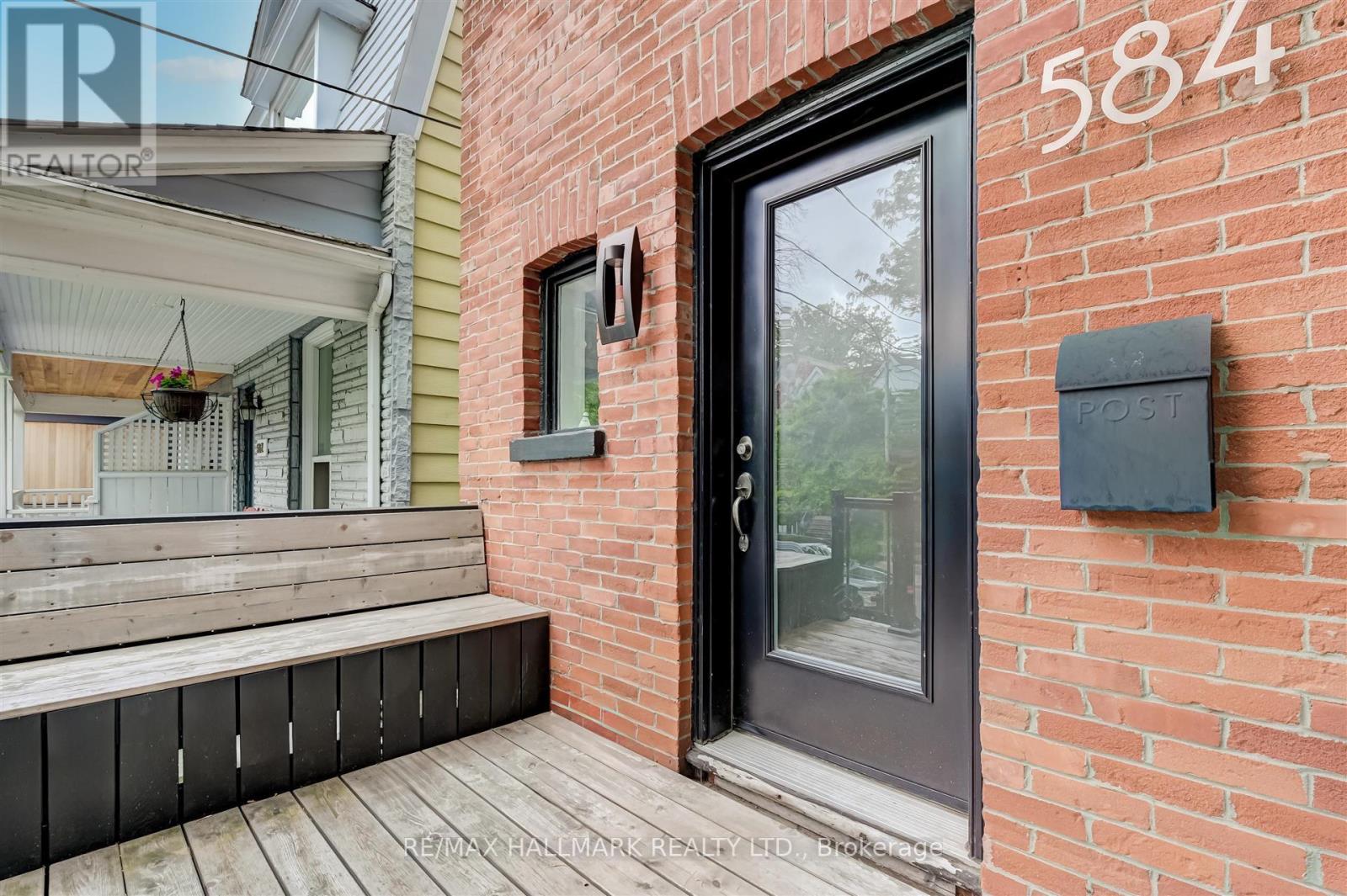 584 Logan Avenue, Toronto, Ontario  M4K 3B8 - Photo 2 - E13566900