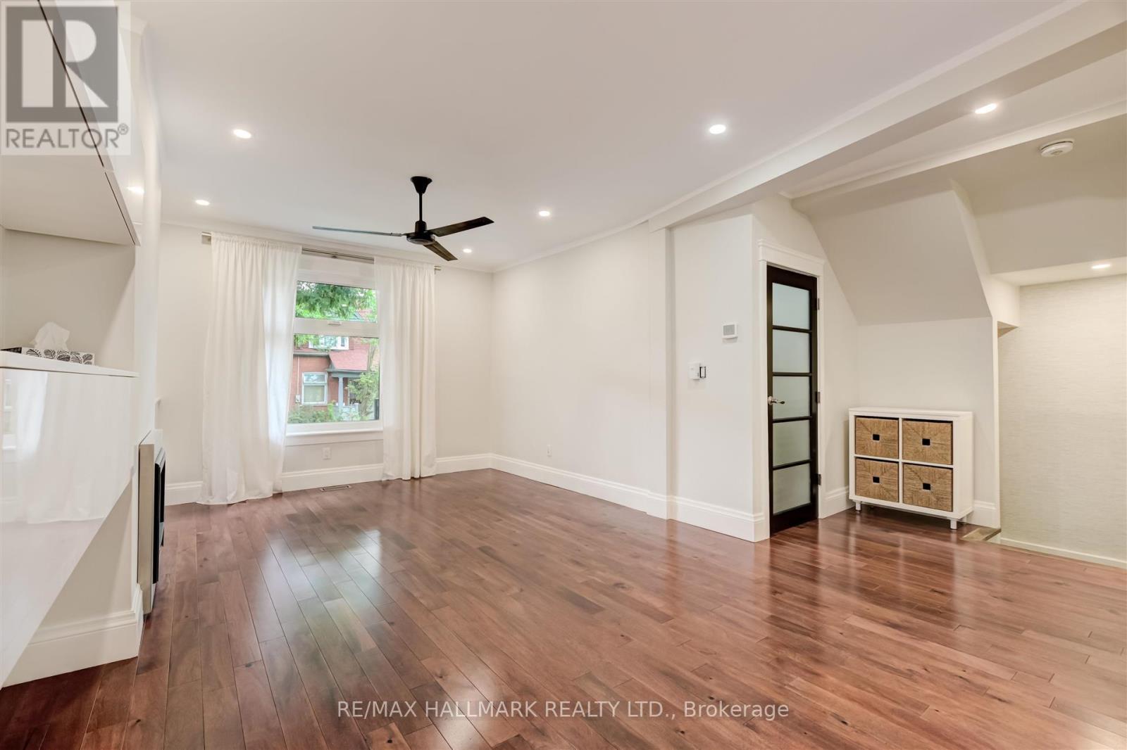 584 Logan Avenue, Toronto, Ontario  M4K 3B8 - Photo 4 - E13566900