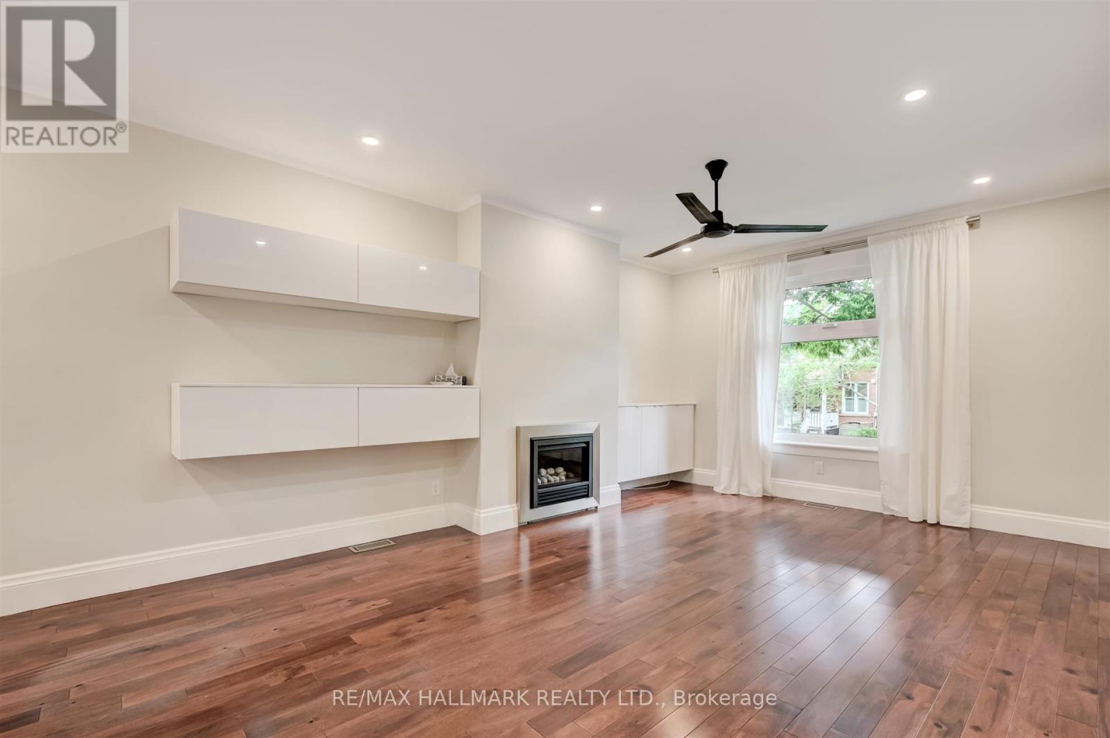584 Logan Avenue, Toronto, Ontario  M4K 3B8 - Photo 5 - E13566900