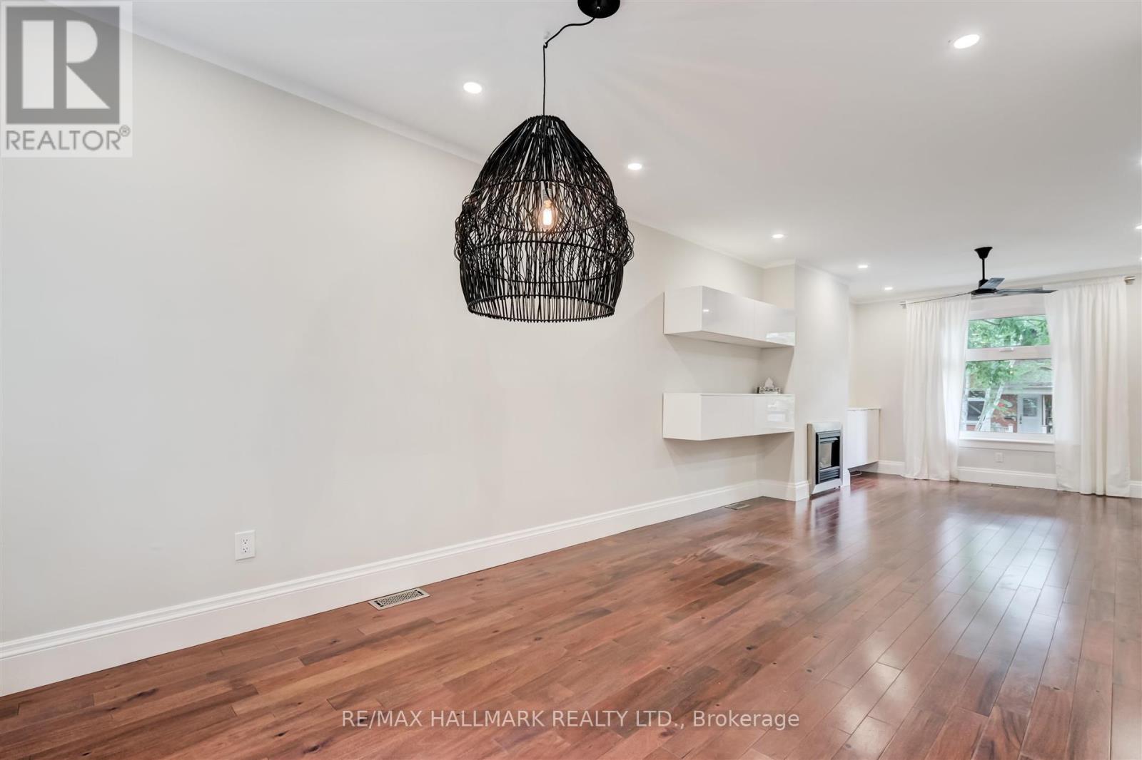 584 Logan Avenue, Toronto, Ontario  M4K 3B8 - Photo 7 - E13566900