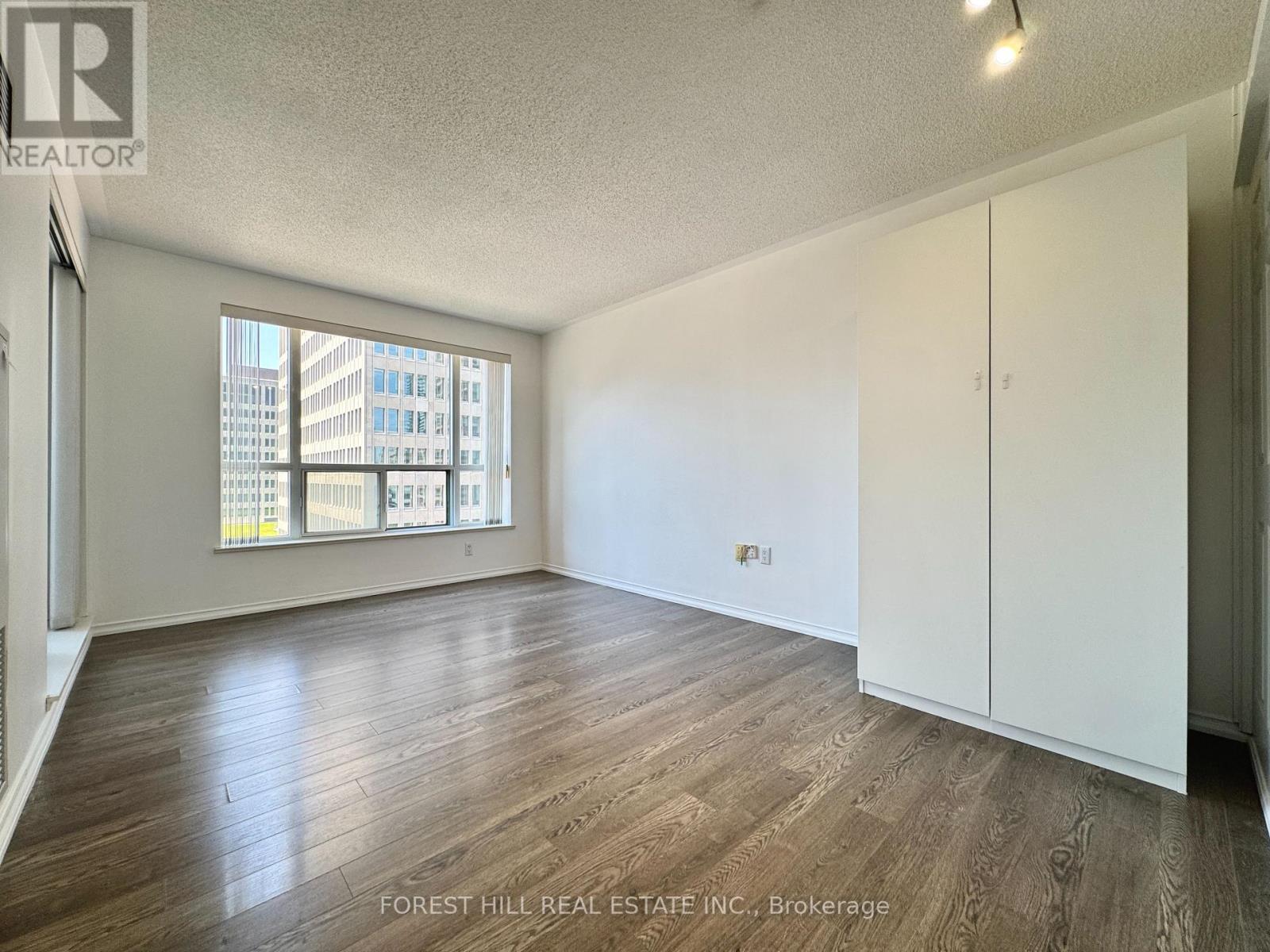 810 - 889 BAY STREET