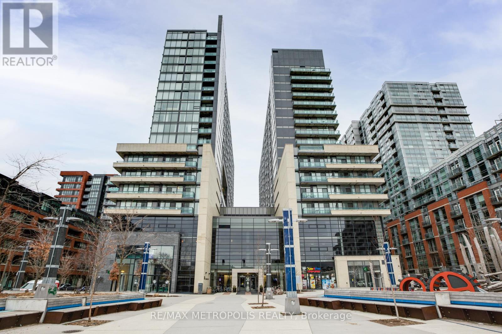 1902W - 36 LISGAR STREET
