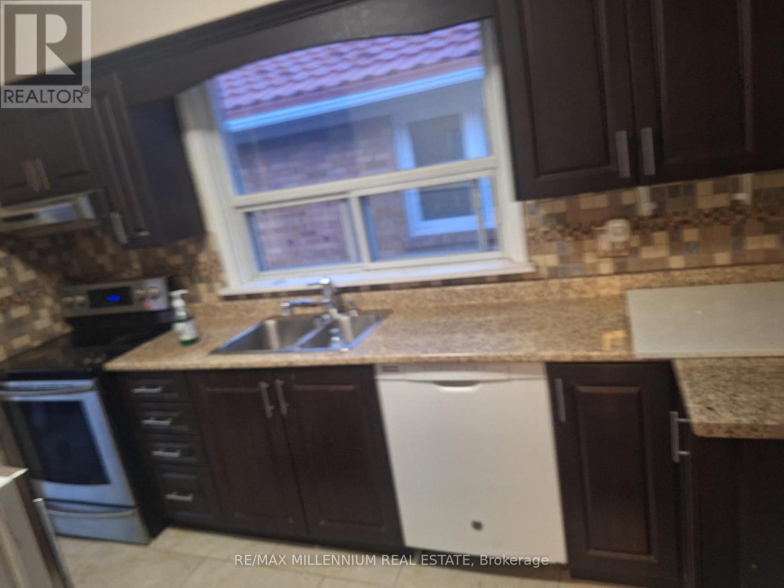 5 Brewton Road, Toronto, Ontario  M1G 1W2 - Photo 4 - E13567234