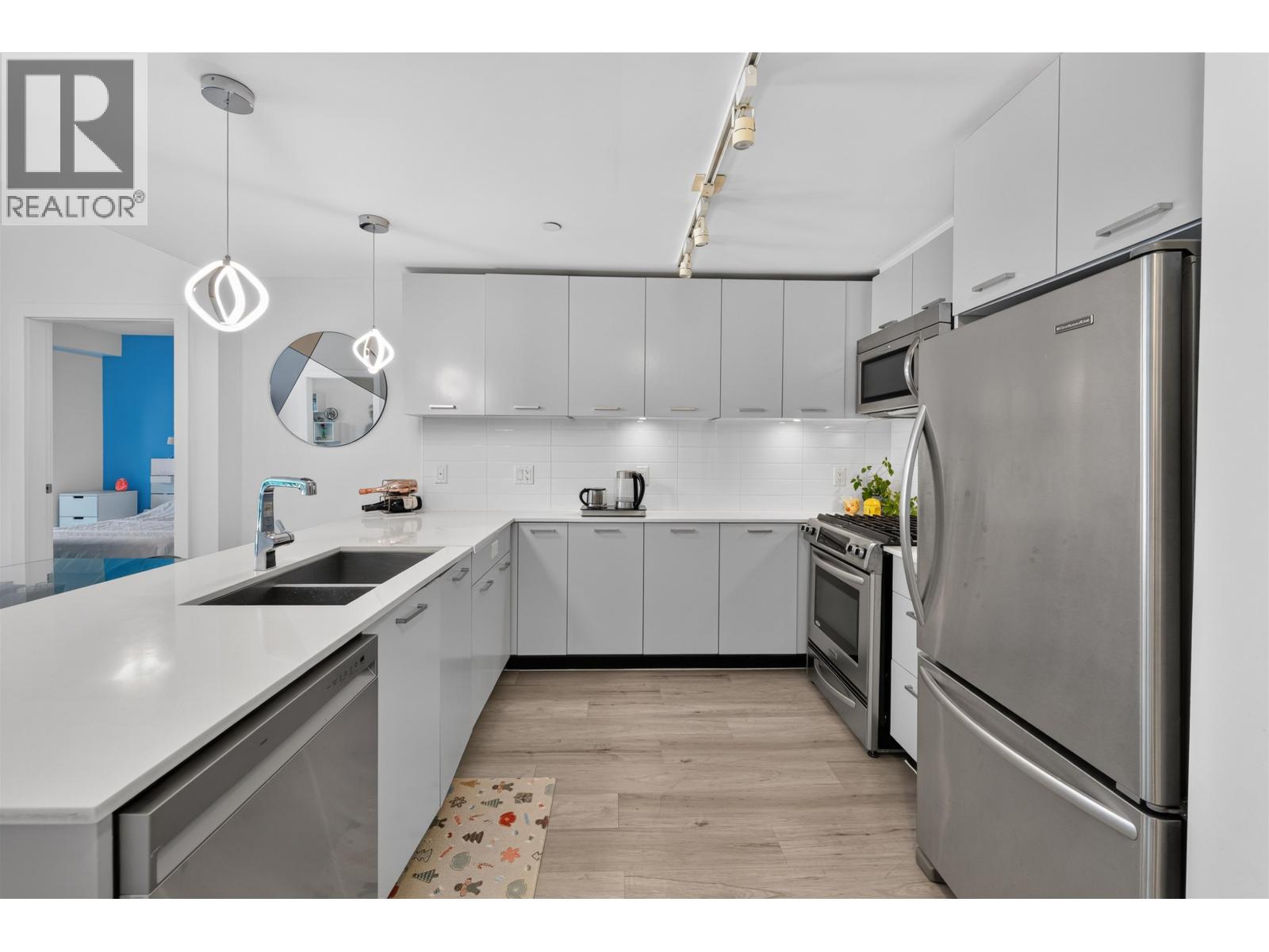 305 1177 MARINE DRIVE — photo 9
