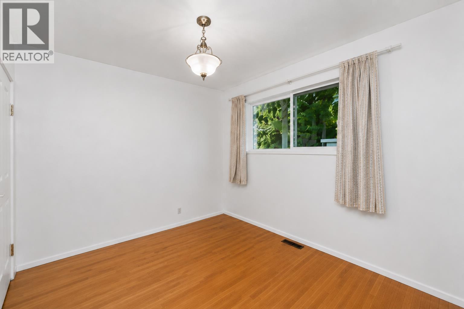 922 Canyon Boulevard, North Vancouver, British Columbia V7R 2J8 - Photo 15 - R3134581