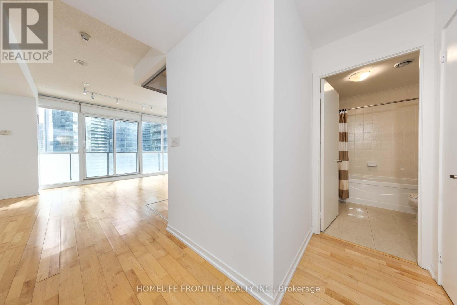 2111 - 65 Bremner Boulevard, Toronto, Ontario  M5J 0A7 - Photo 3 - C13567466