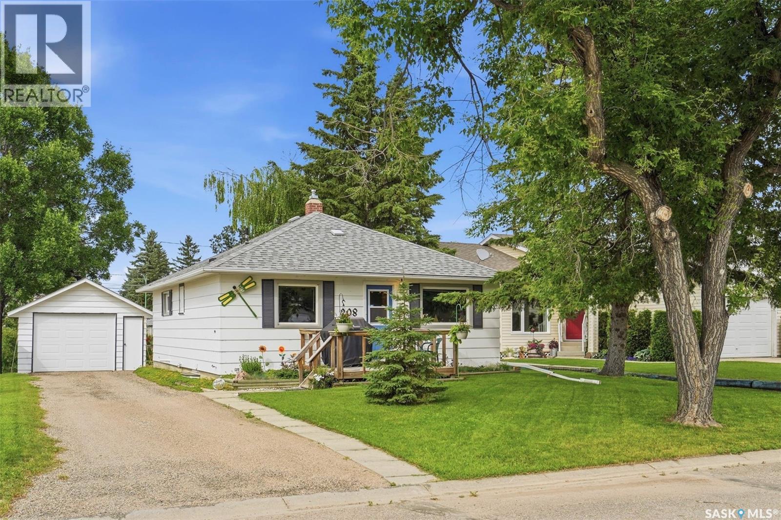 208 3rd Avenue W, Watrous, Saskatchewan  S0K 4T0 - Photo 2 - SK042597