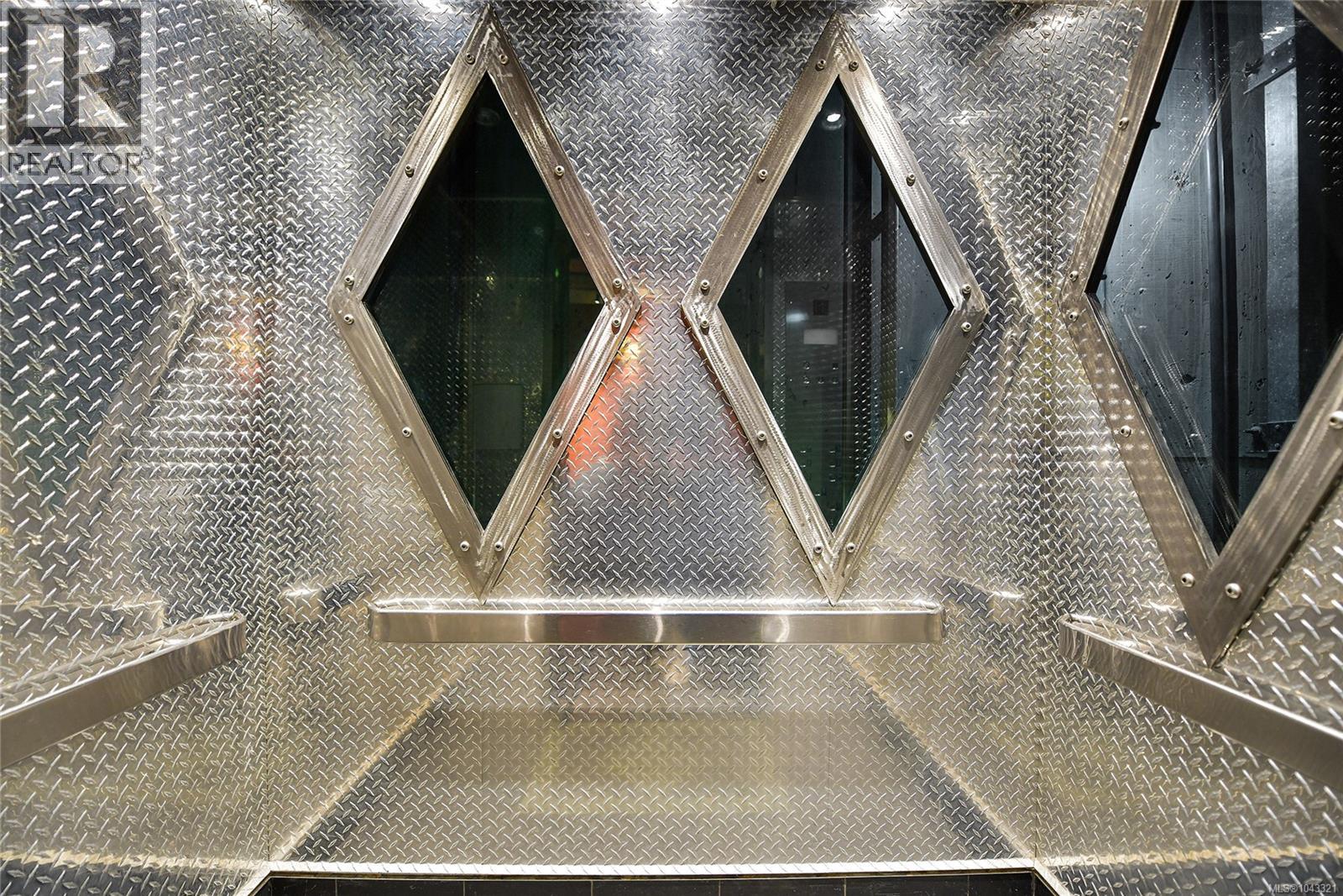 201 1061 Fort St