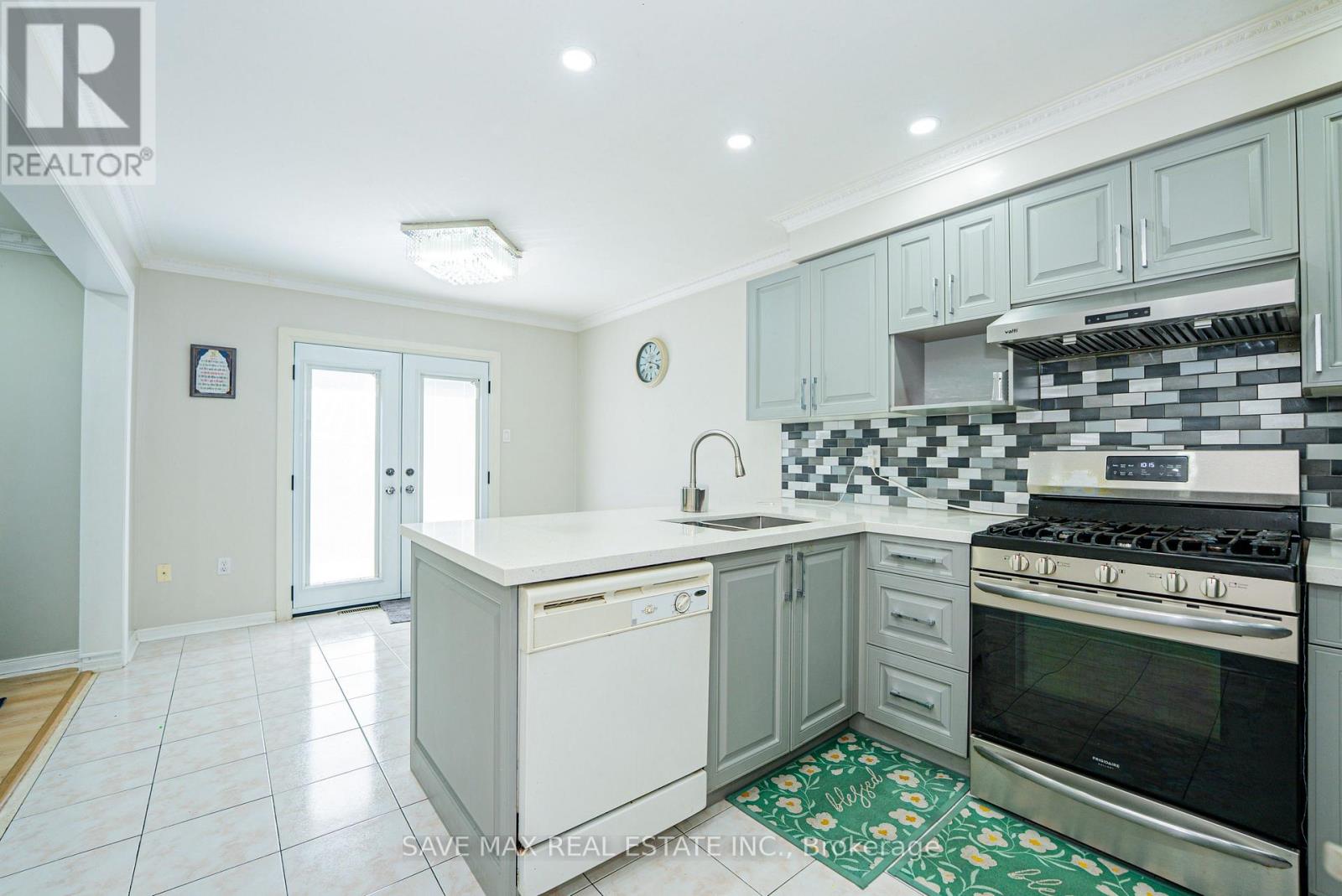 18 Salonica Road, Brampton, Ontario  L7A 3K9 - Photo 9 - W13537164