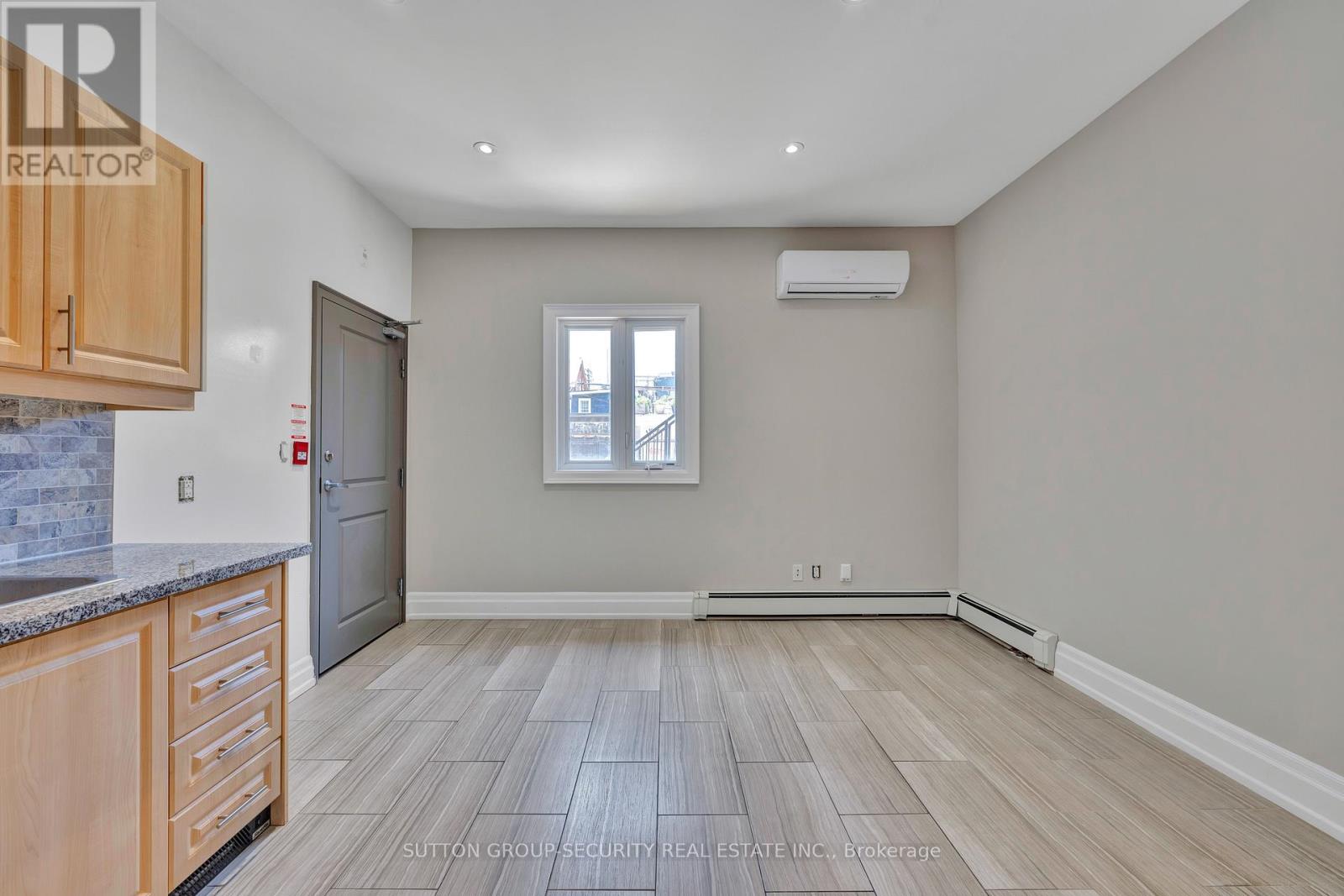 3 - 62 Lippincott Street, Toronto, Ontario  M5T 2R5 - Photo 4 - C13567916