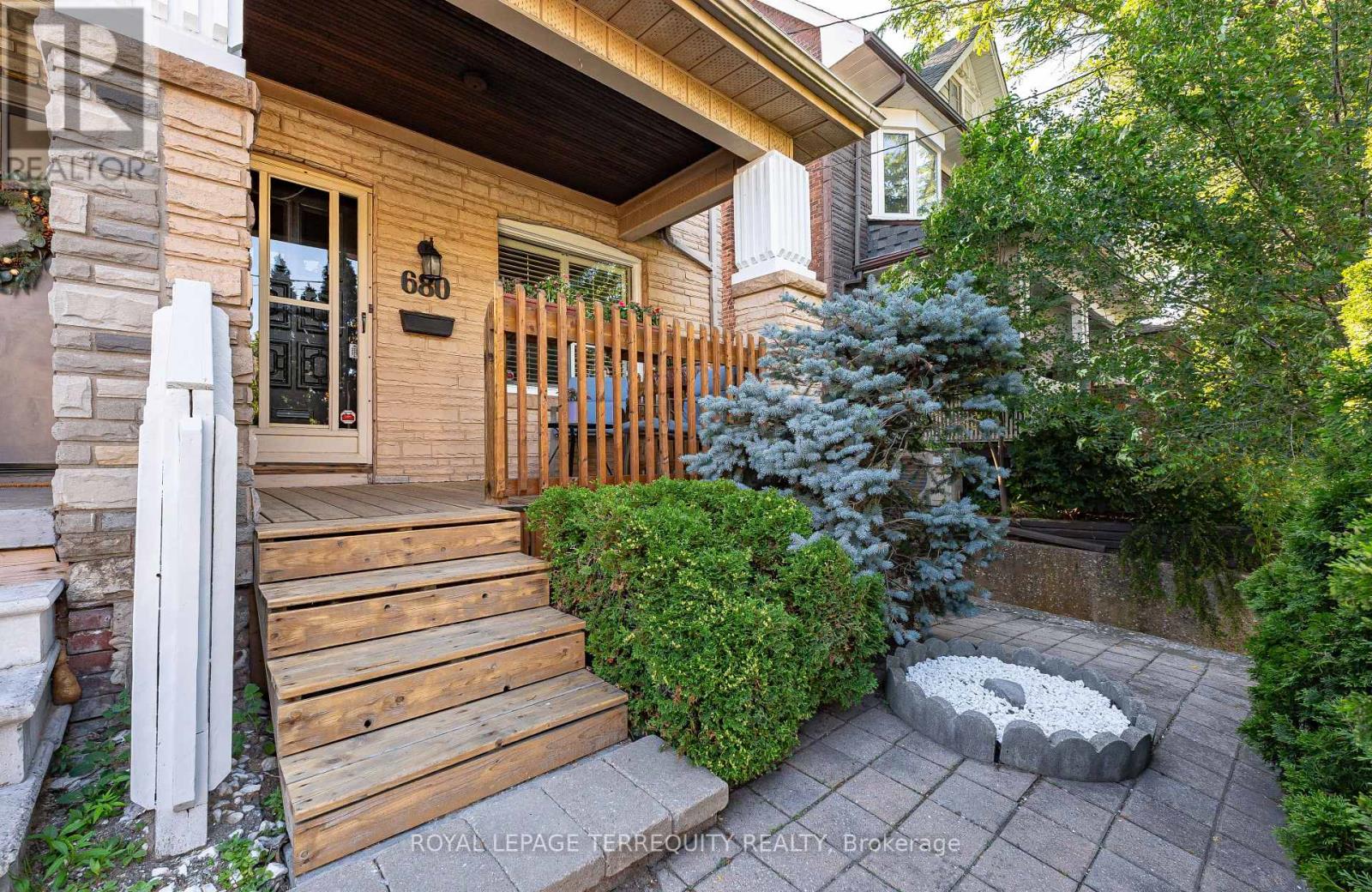 680 Woodbine Avenue, Toronto, Ontario  M4E 2J1 - Photo 2 - E13567796