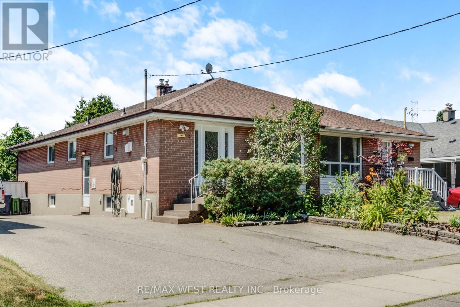 <div class="slider-price">$800,000</div><p>246 Verobeach Boulevard, Toronto, Ontario</p>