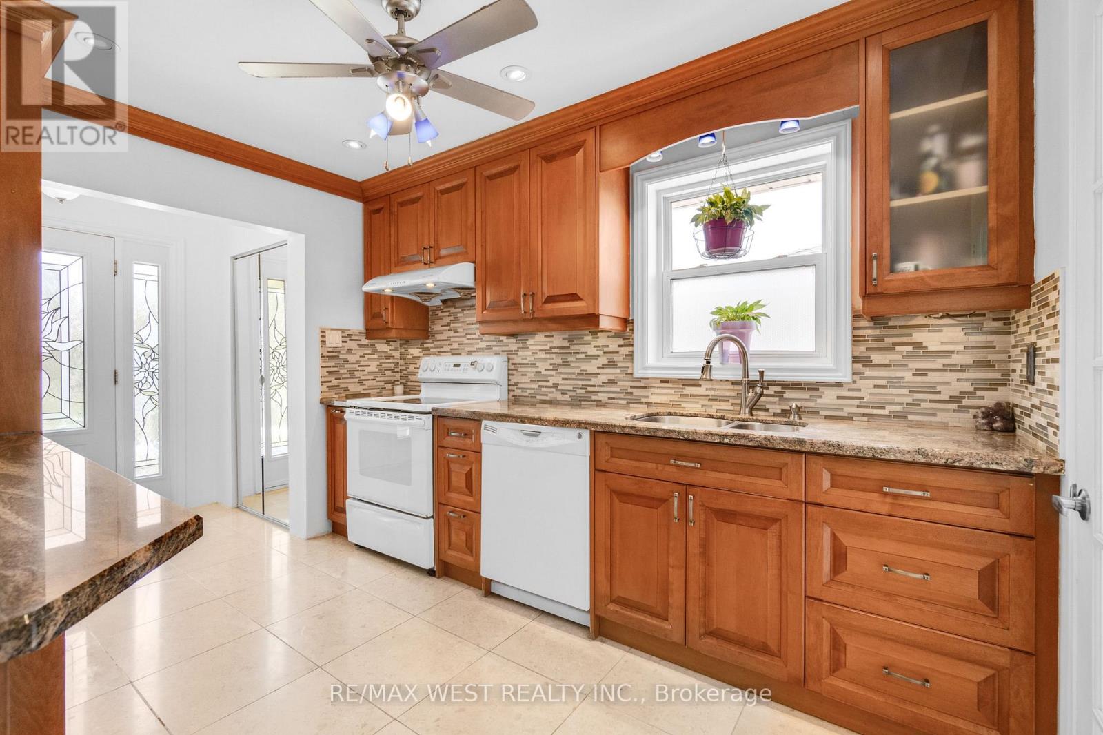 246 Verobeach Boulevard, Toronto, Ontario  M9M 1R6 - Photo 2 - W13568106
