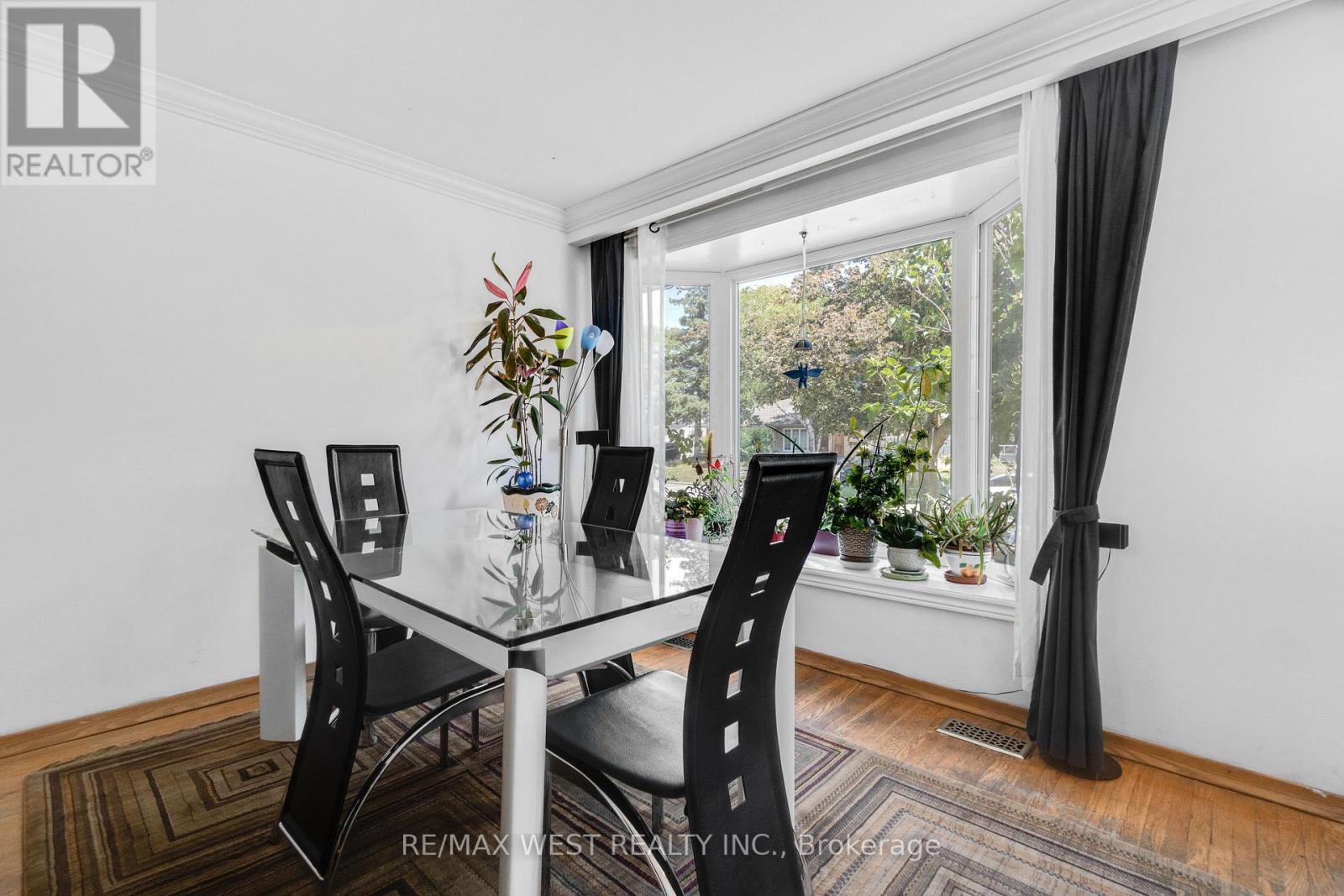 246 Verobeach Boulevard, Toronto, Ontario  M9M 1R6 - Photo 4 - W13568106