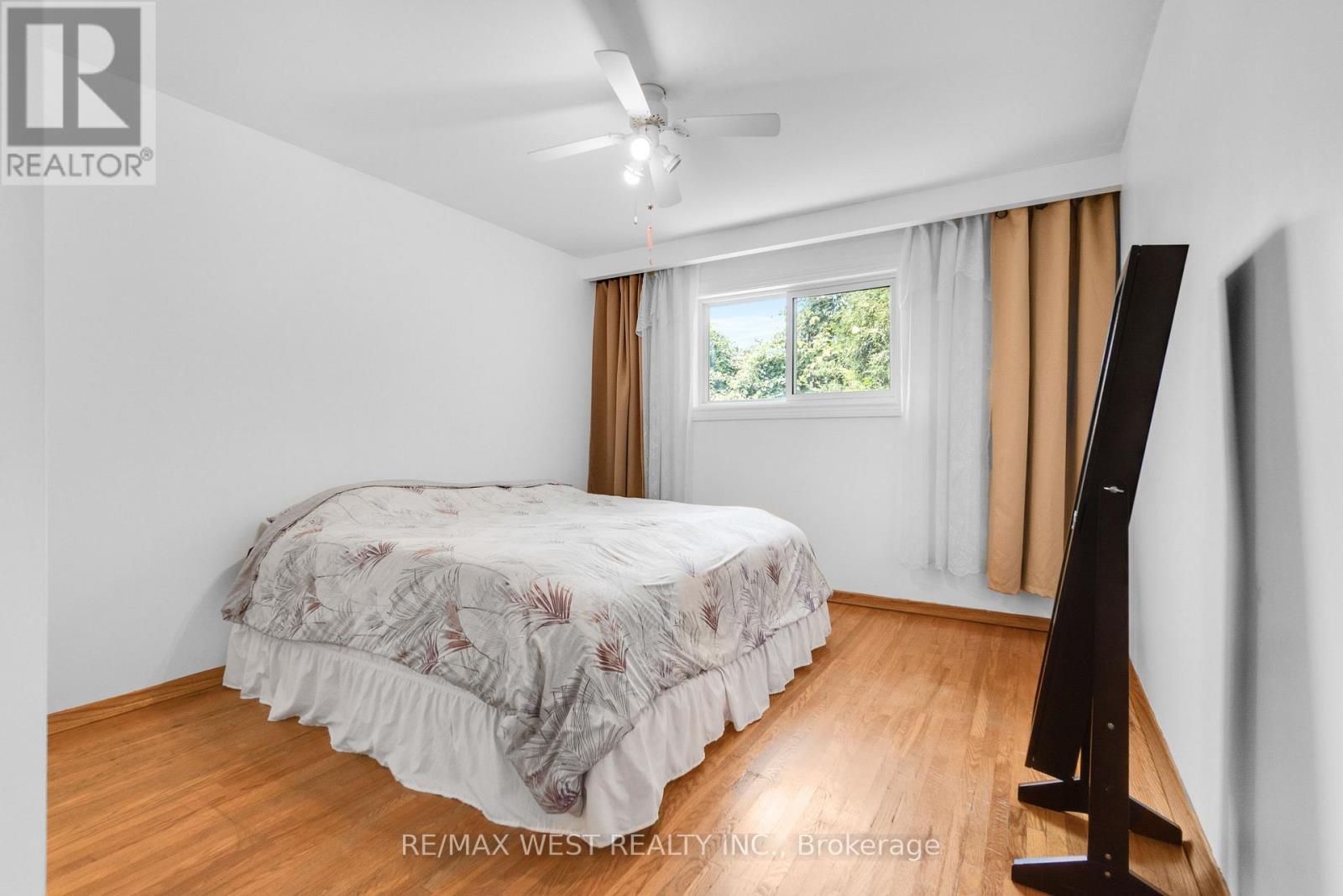246 Verobeach Boulevard, Toronto, Ontario  M9M 1R6 - Photo 7 - W13568106
