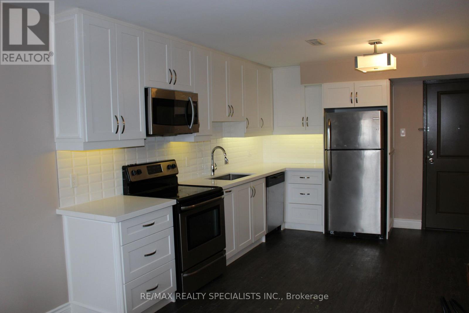 8 - 6 BRANT STREET, Mississauga, Ontario