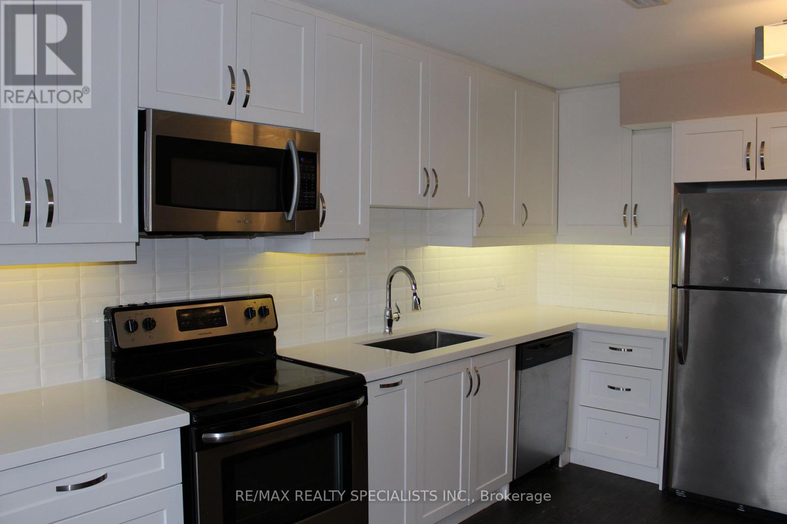 8 - 6 Brant Street, Mississauga, Ontario  L5G 3N8 - Photo 2 - W13568158