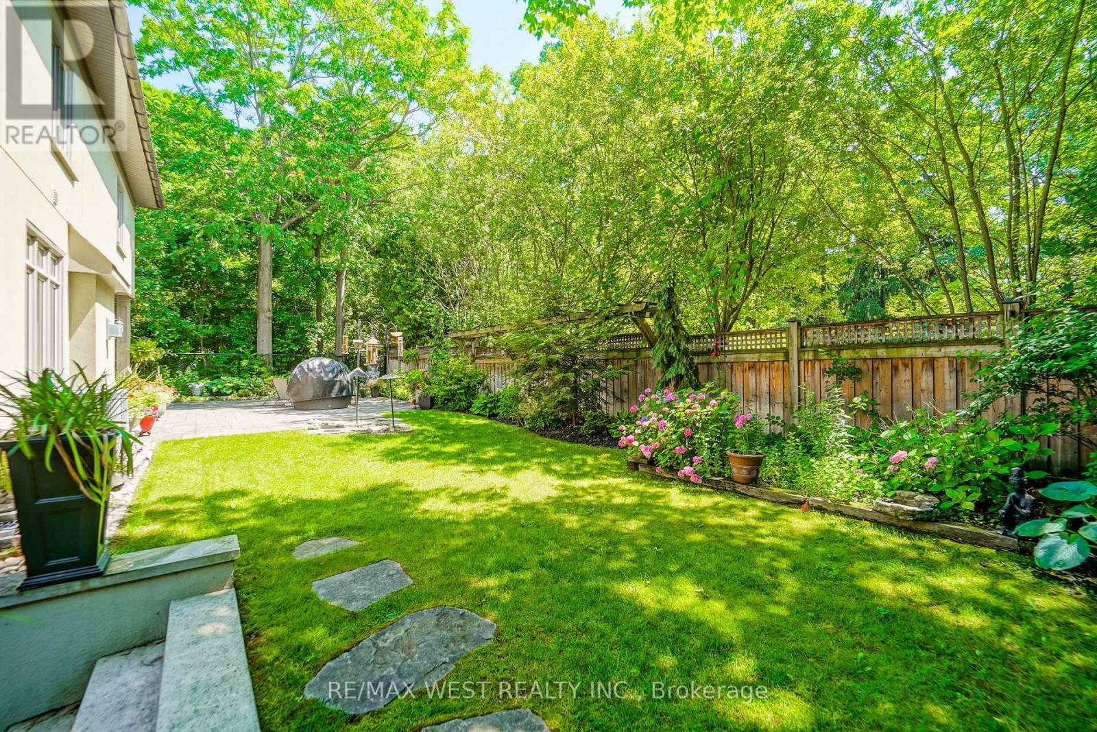92 Pinetree Way, Mississauga, Ontario  L5G 2R1 - Photo 21 - W13548924