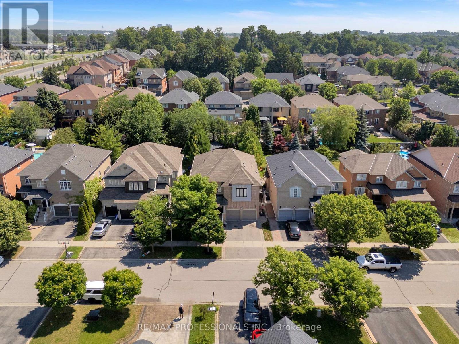 11 Tweedie Crescent, Whitby, Ontario  L1P 1X4 - Photo 2 - E13568514