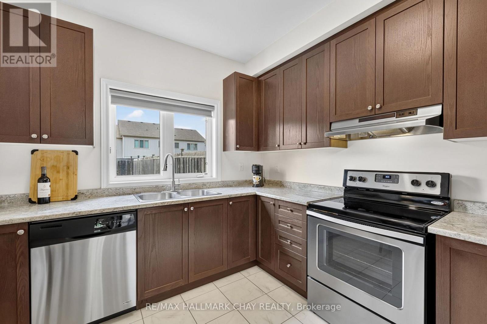 21 Pearcey Crescent, Barrie, Ontario  L4N 6R8 - Photo 3 - S13568418