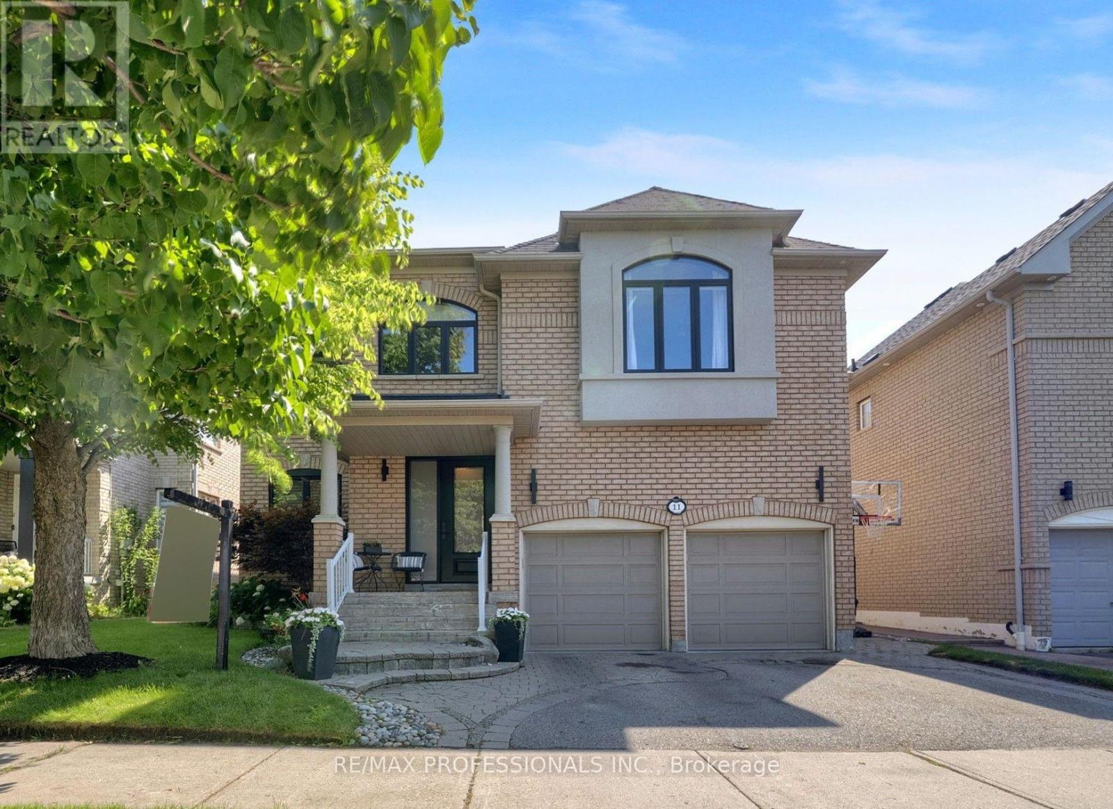 11 TWEEDIE CRESCENT, Whitby, Ontario