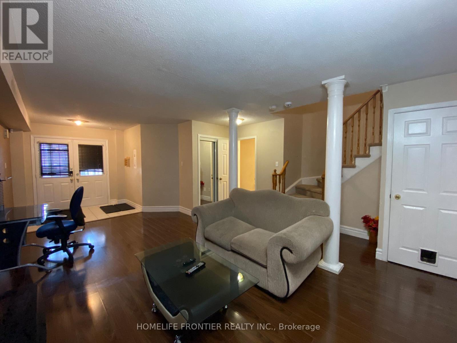 40 Stirrup Court, Brampton, Ontario  L6X 4Y1 - Photo 2 - W13568344
