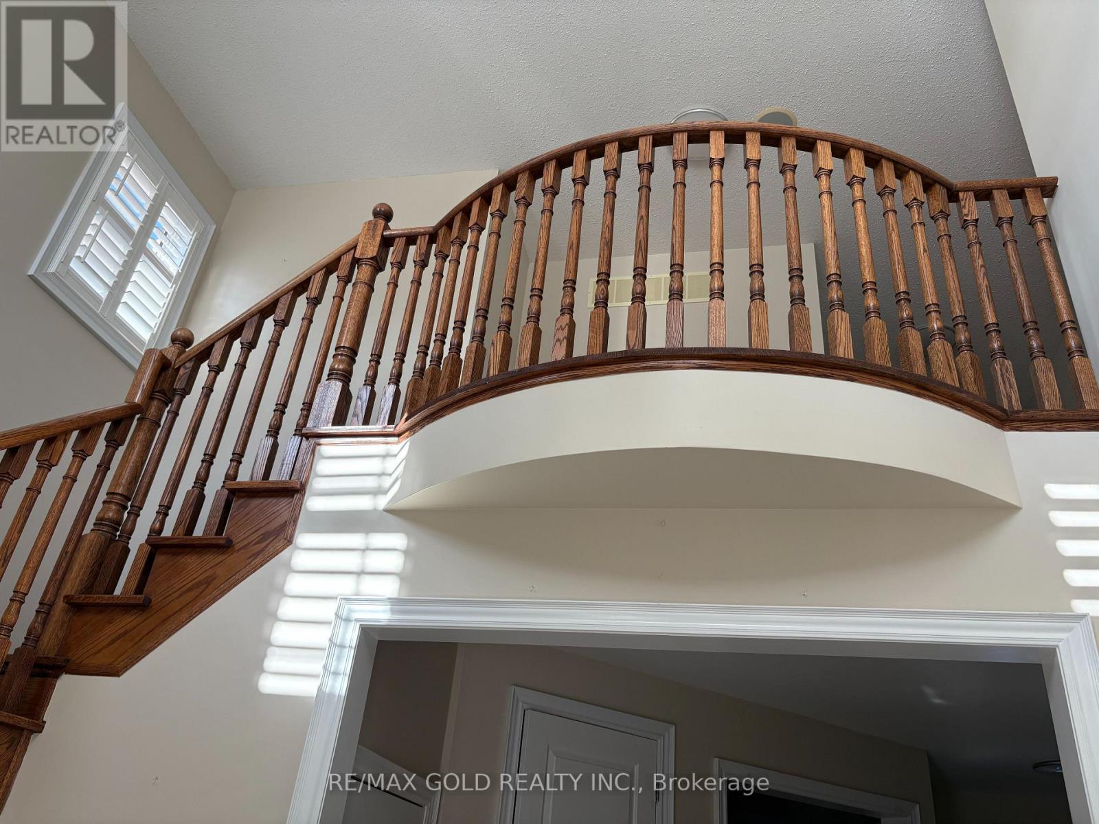 16 Valleyway Drive, Brampton, Ontario L6X 5G3 - Photo 4 - W13568528