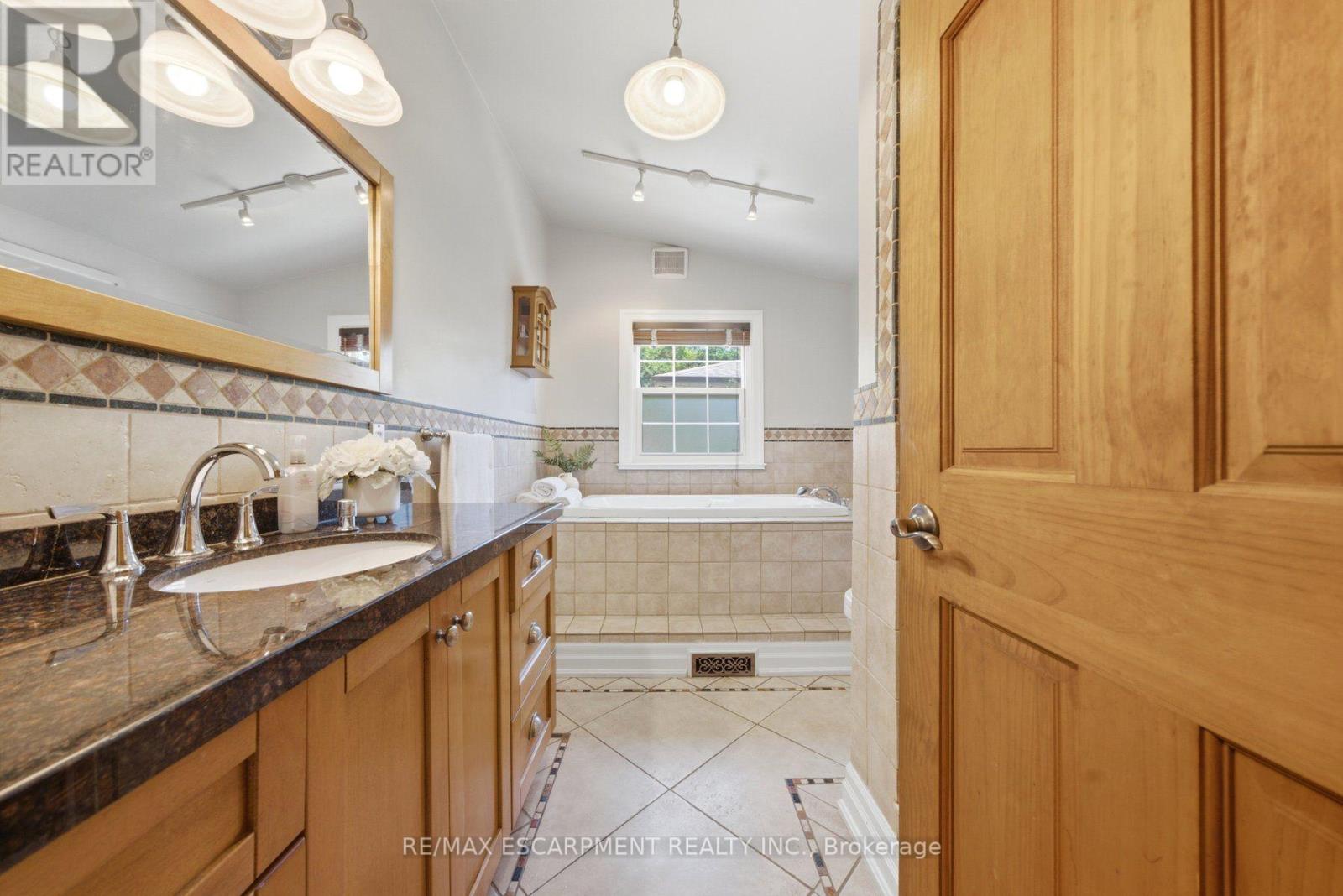 92 Auchmar Road, Hamilton, Ontario L9C 1C5 - Photo 16 - X13568556