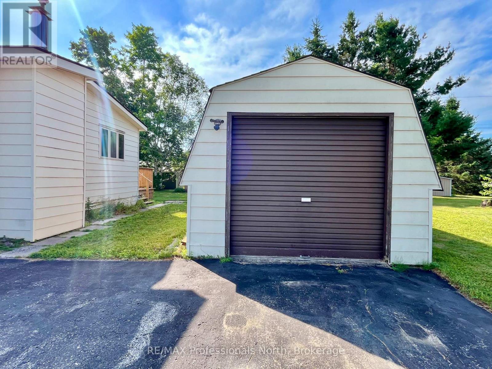 1034 Eighth Lane, Minden Hills, Ontario  K0M 2K0 - Photo 3 - X13568732