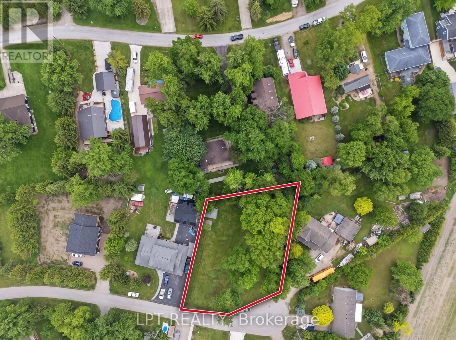 8459 Adams Court, Lambton Shores, Ontario  N0M 1T0 - Photo 2 - X13564298