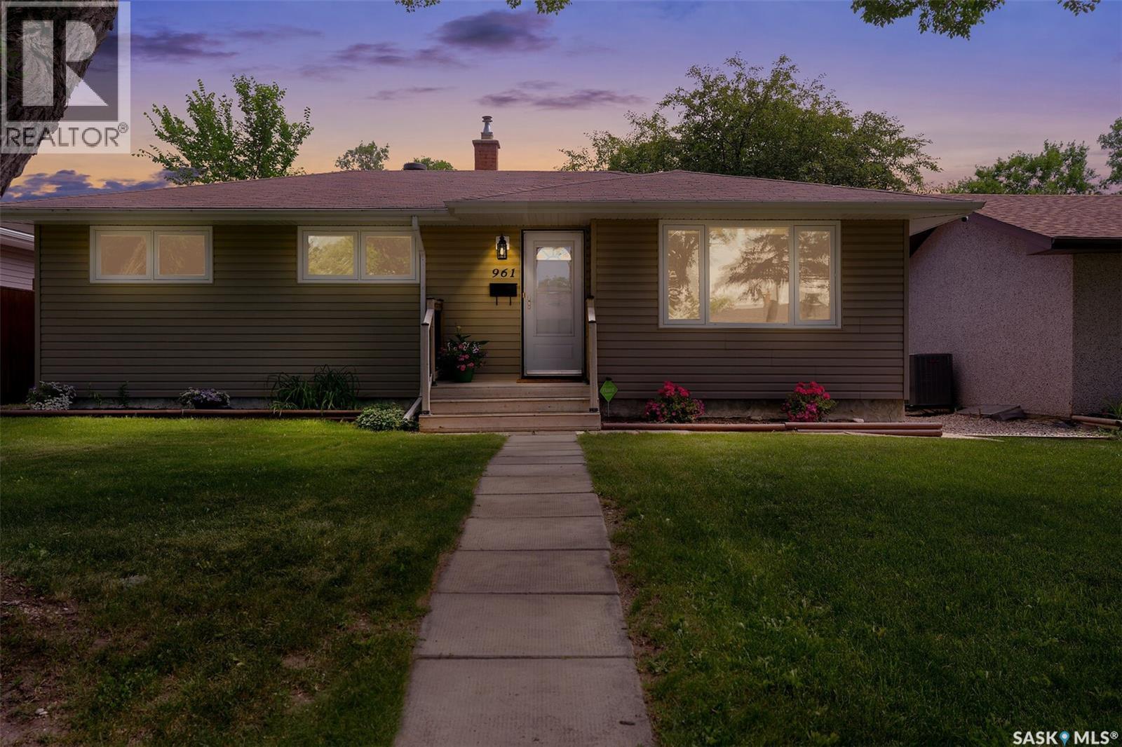 961 Garry Street, Regina, Saskatchewan  S4T 5R1 - Photo 2 - SK042700