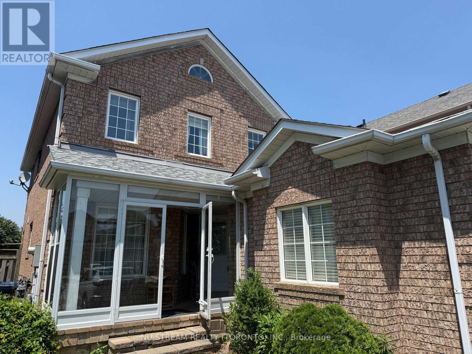 1081 Blueheron Boulevard, Mississauga, Ontario  L5V 2J7 - Photo 2 - W13568742
