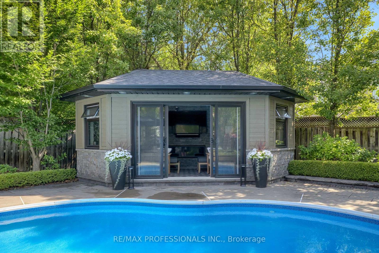 11 Tweedie Crescent, Whitby, Ontario  L1P 1X4 - Photo 32 - E13568514