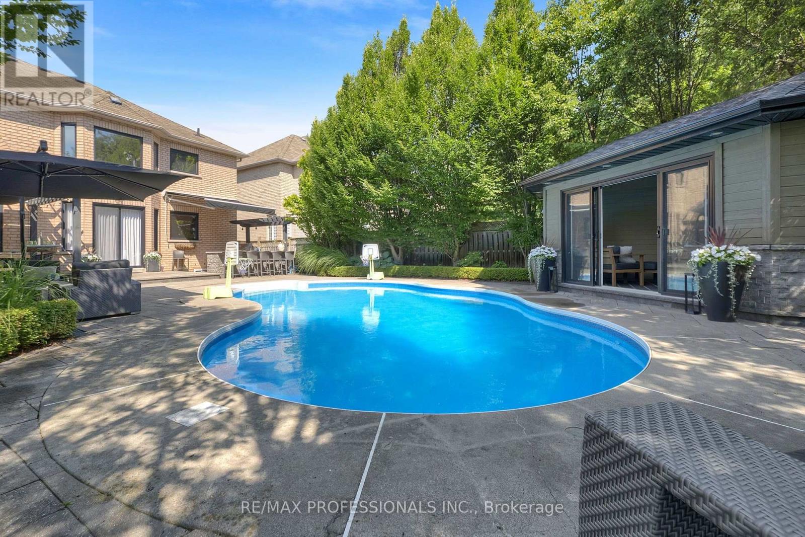 11 Tweedie Crescent, Whitby, Ontario  L1P 1X4 - Photo 38 - E13568514