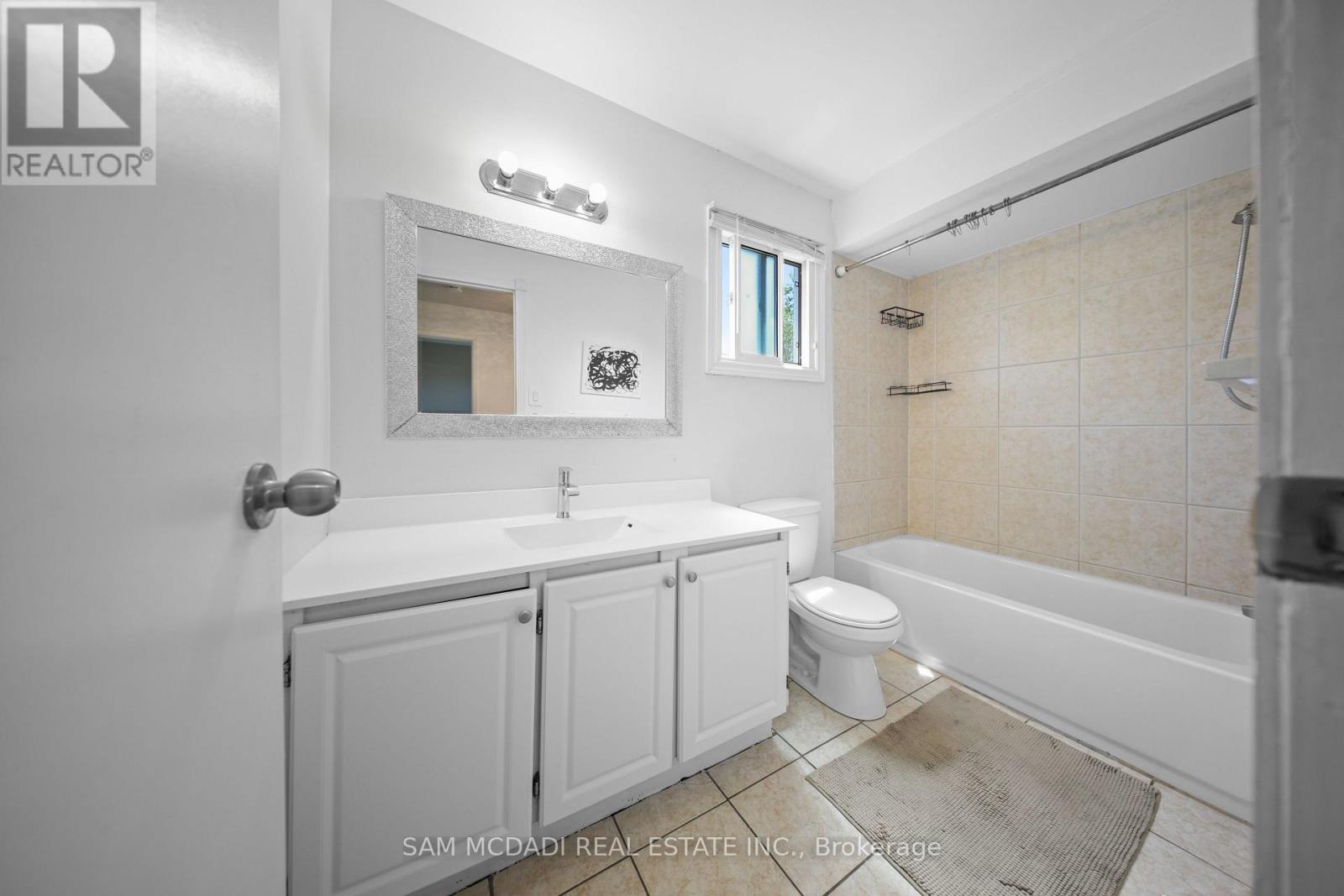 3949 Teakwood Drive, Mississauga, Ontario  L5C 3L2 - Photo 10 - W13569032