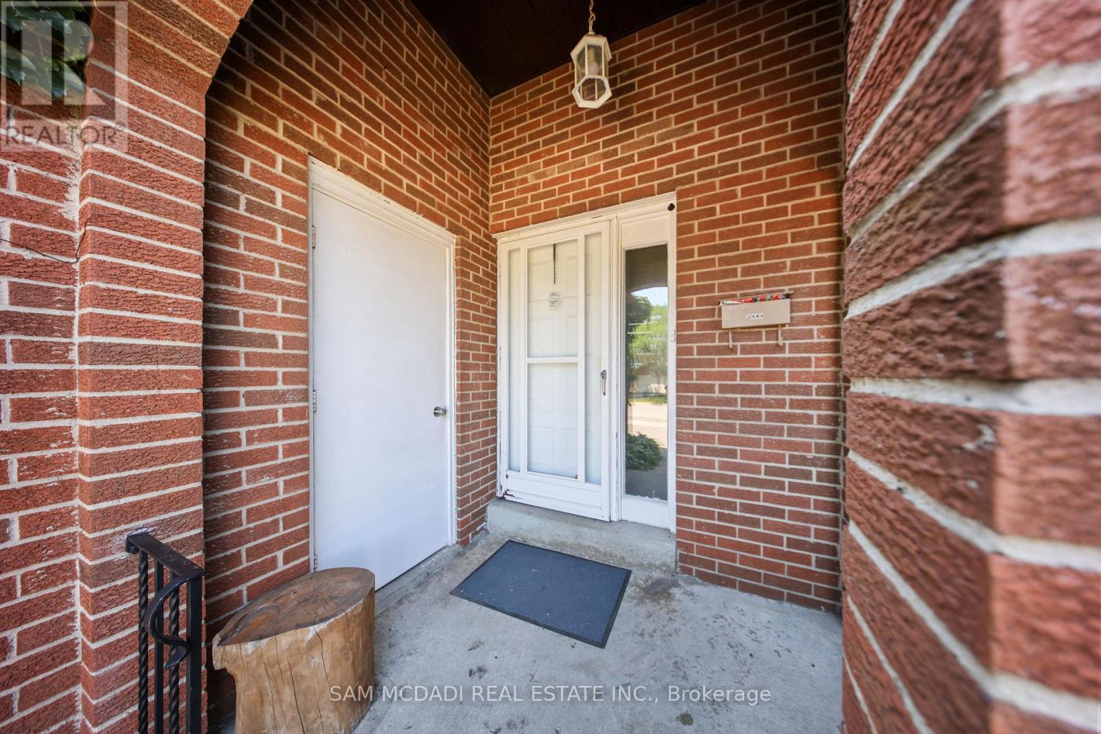 3949 Teakwood Drive, Mississauga, Ontario  L5C 3L2 - Photo 2 - W13569032