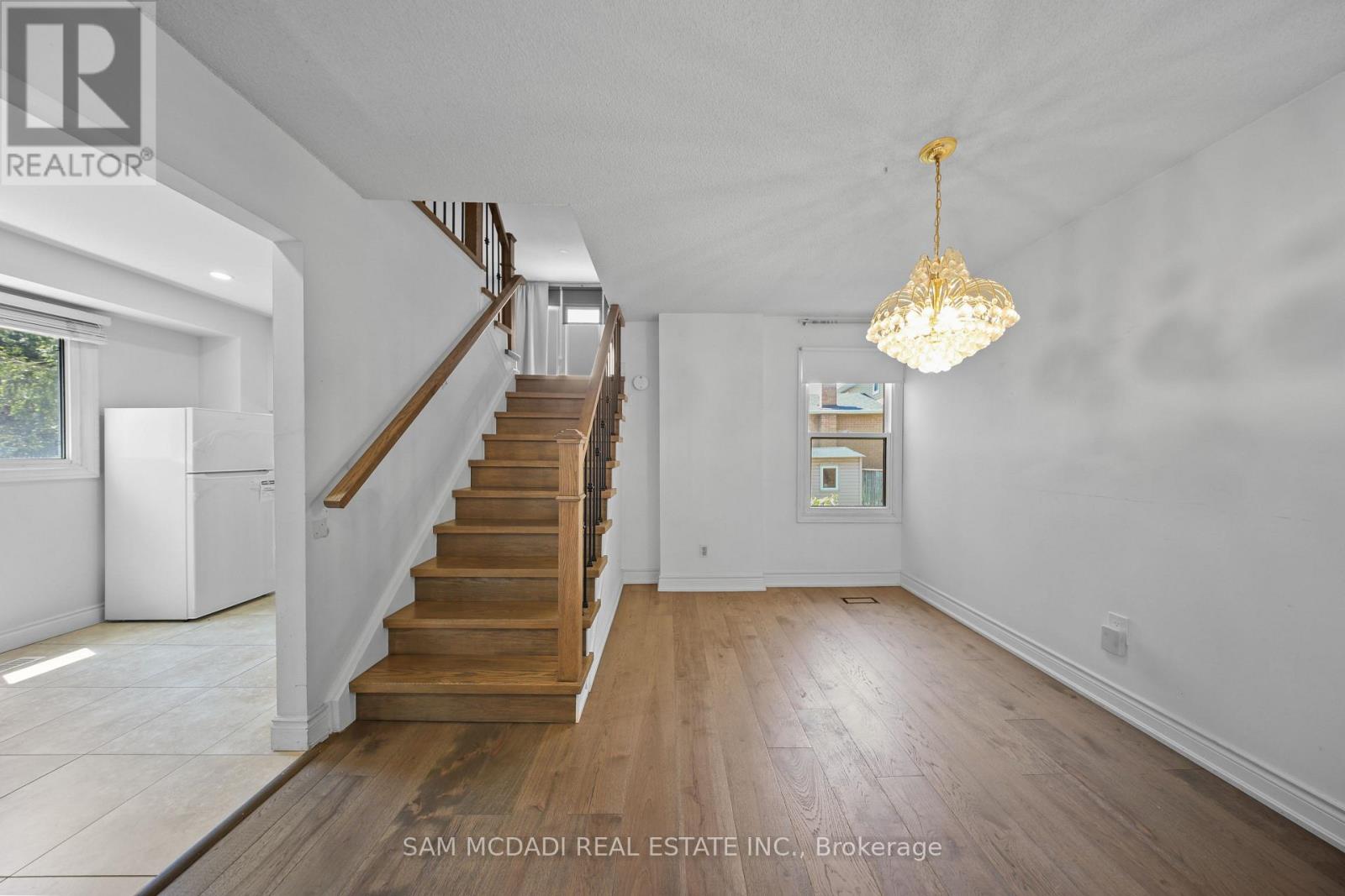 3949 Teakwood Drive, Mississauga, Ontario  L5C 3L2 - Photo 3 - W13569032